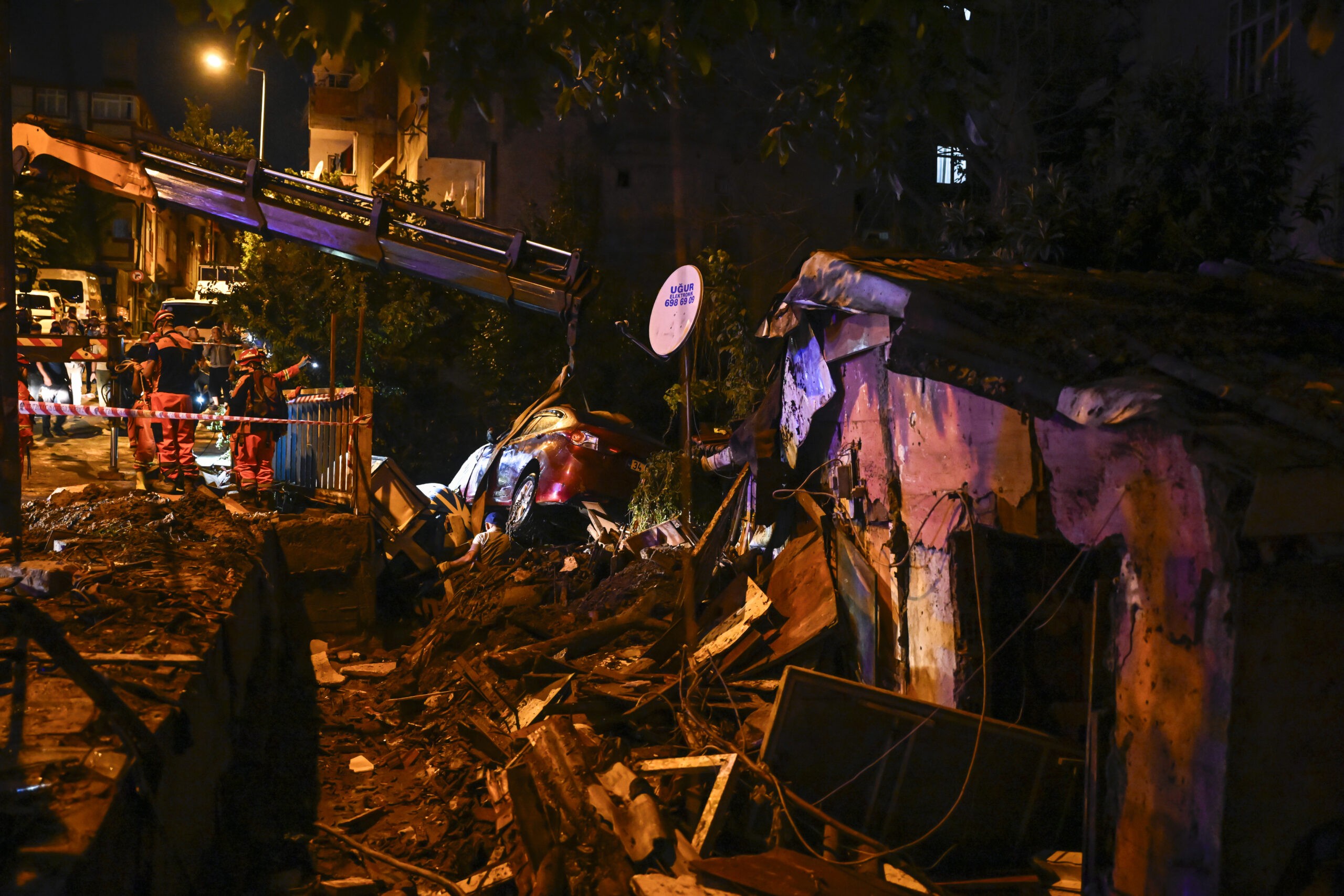 İstanbul'da Sel Felaketi: 2 Kişi Hayatını Kaybetti, Hane Başına Yardım Yapılacak 20 AA 20230906 32082156 32082146 ISTANBULDA SEL VE SU BASKINLARI MEYDANA GELDI scaled