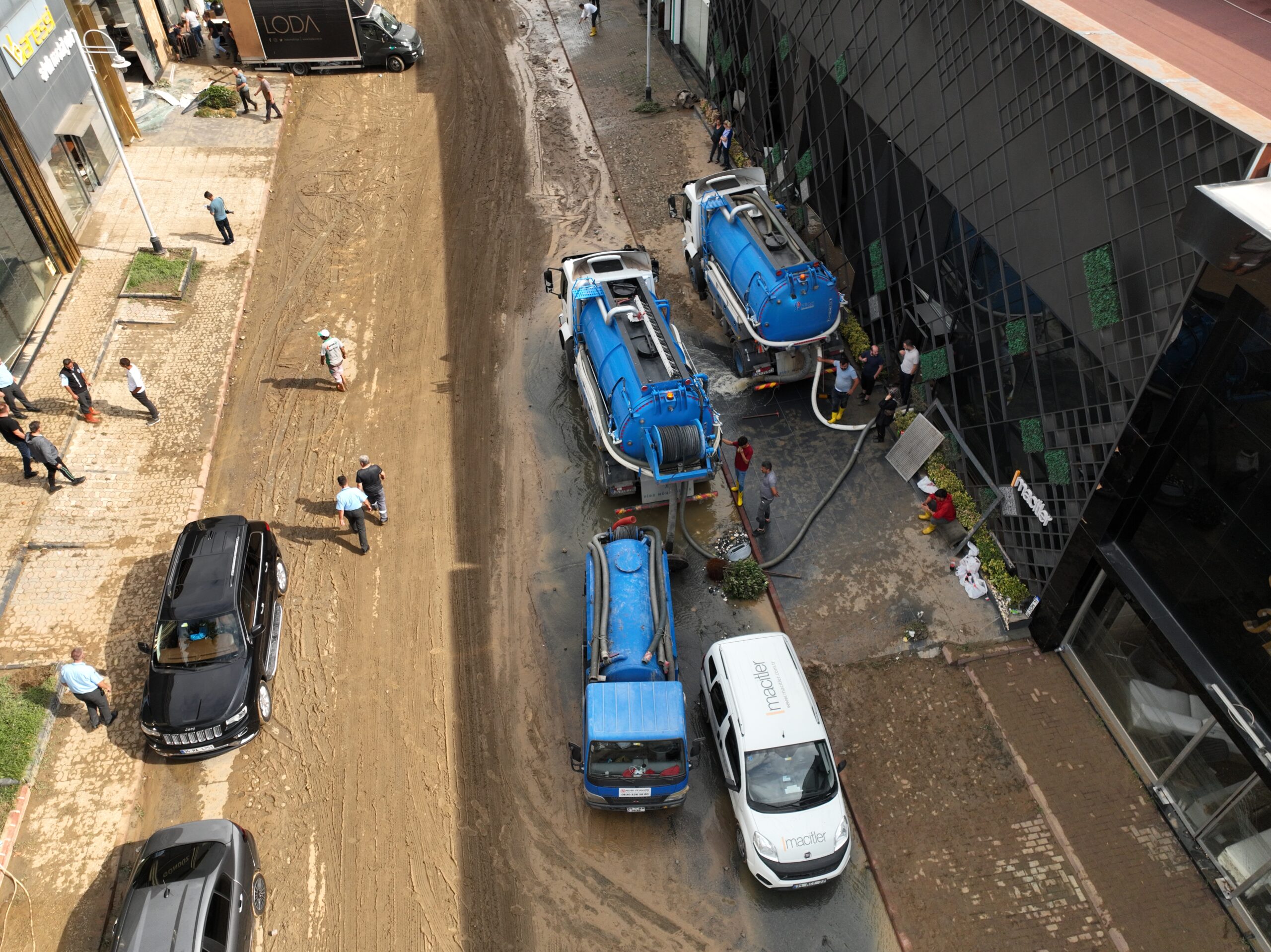 İstanbul'da Sel Felaketi: 2 Kişi Hayatını Kaybetti, Hane Başına Yardım Yapılacak 23 AA 20230906 32083156 32083152 ISTANBULDA SEL VE SU BASKINLARI MEYDANA GELDI scaled