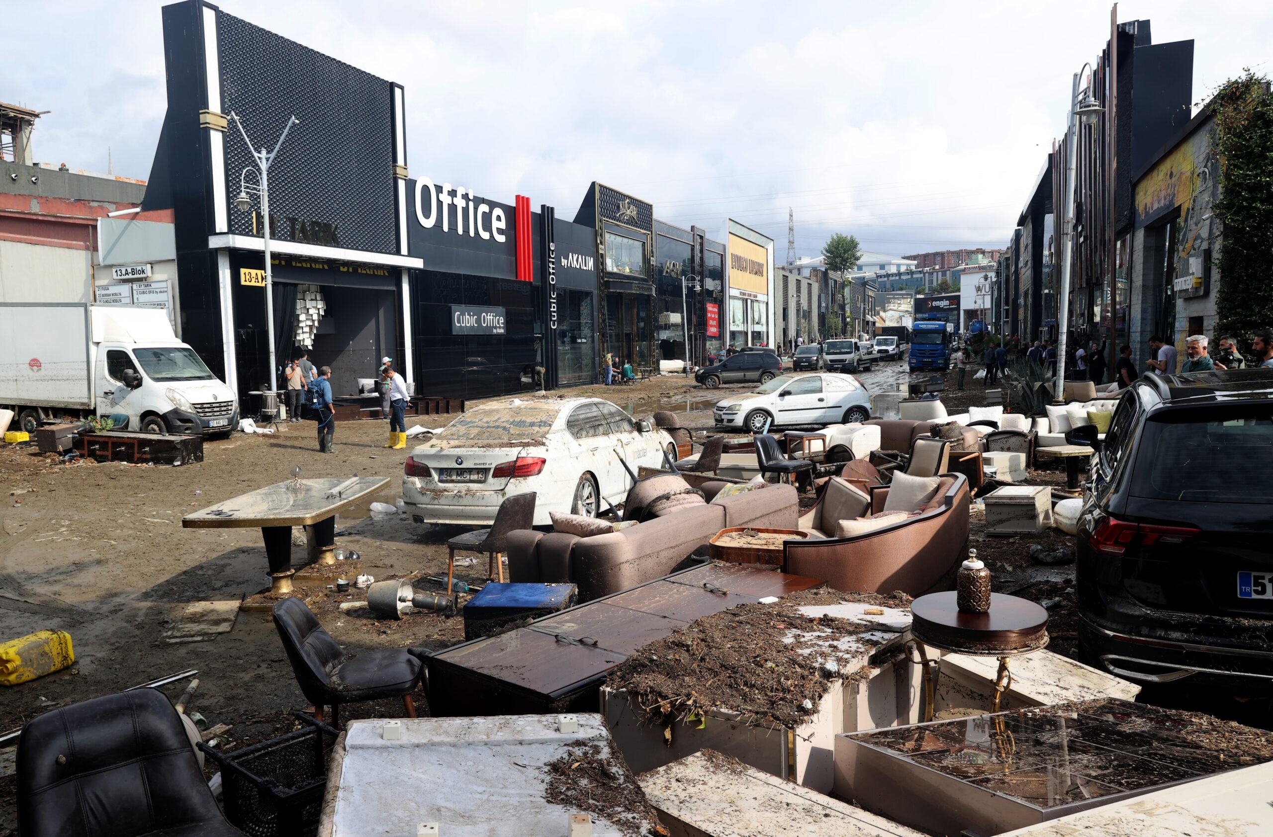 İstanbul'da Sel Felaketi: 2 Kişi Hayatını Kaybetti, Hane Başına Yardım Yapılacak 17 AA 20230906 32083728 32083710 ISTANBULDA SEL VE SU BASKINLARI MEYDANA GELDI scaled