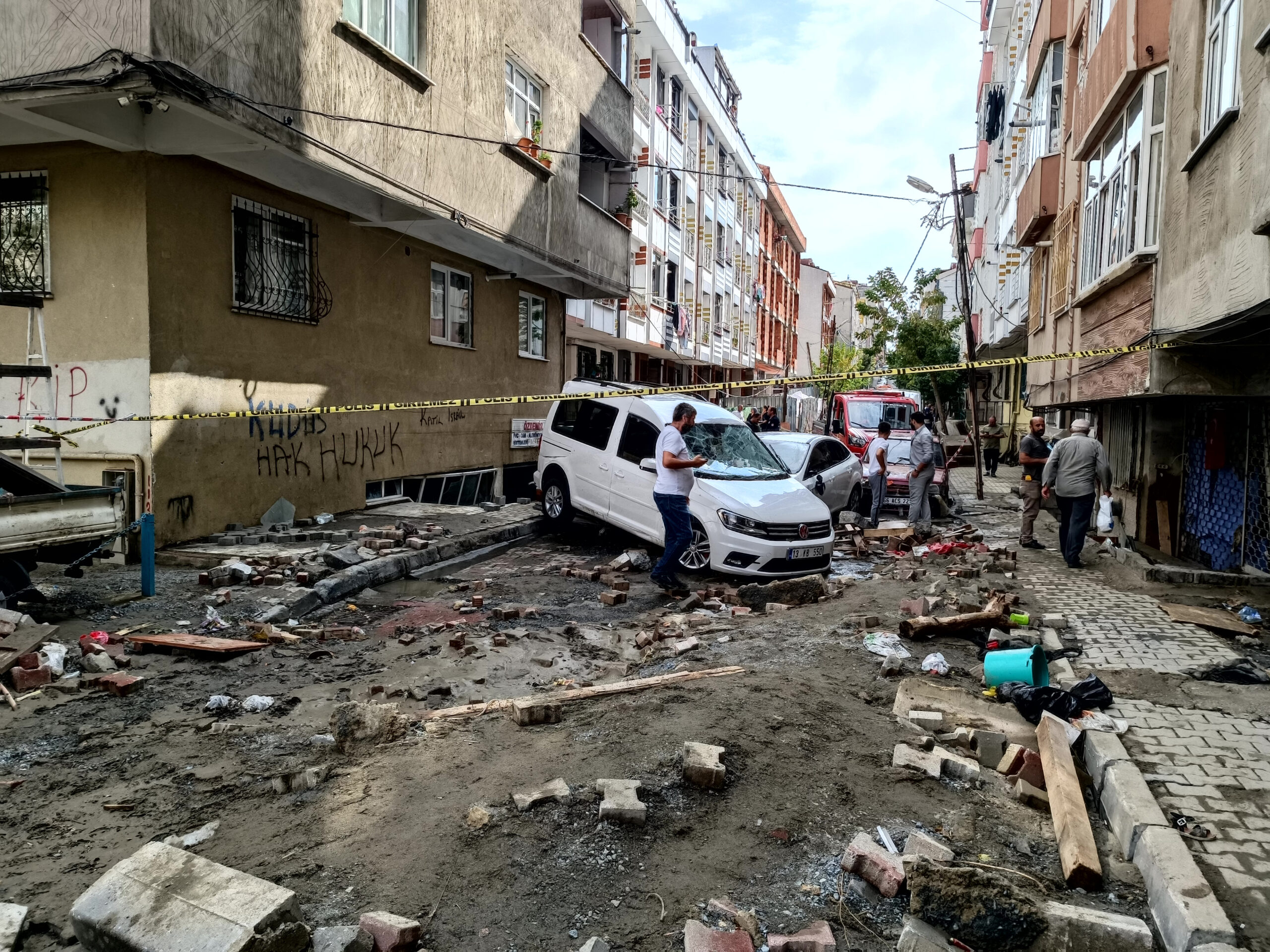 İstanbul'da Sel Felaketi: 2 Kişi Hayatını Kaybetti, Hane Başına Yardım Yapılacak 22 AA 20230906 32083813 32083809 ISTANBULDA SEL VE SU BASKINLARI MEYDANA GELDI scaled