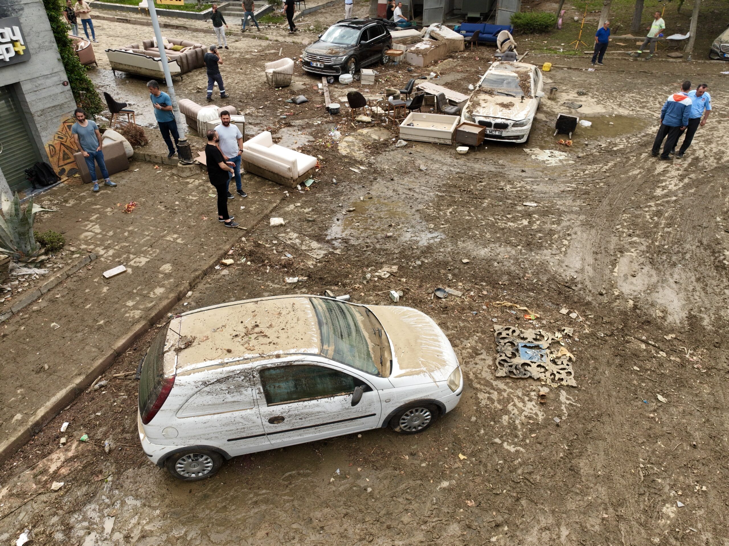 İstanbul'da Sel Felaketi: 2 Kişi Hayatını Kaybetti, Hane Başına Yardım Yapılacak 24 AA 20230906 32084050 32084042 ISTANBULDA SEL VE SU BASKINLARI MEYDANA GELDI scaled