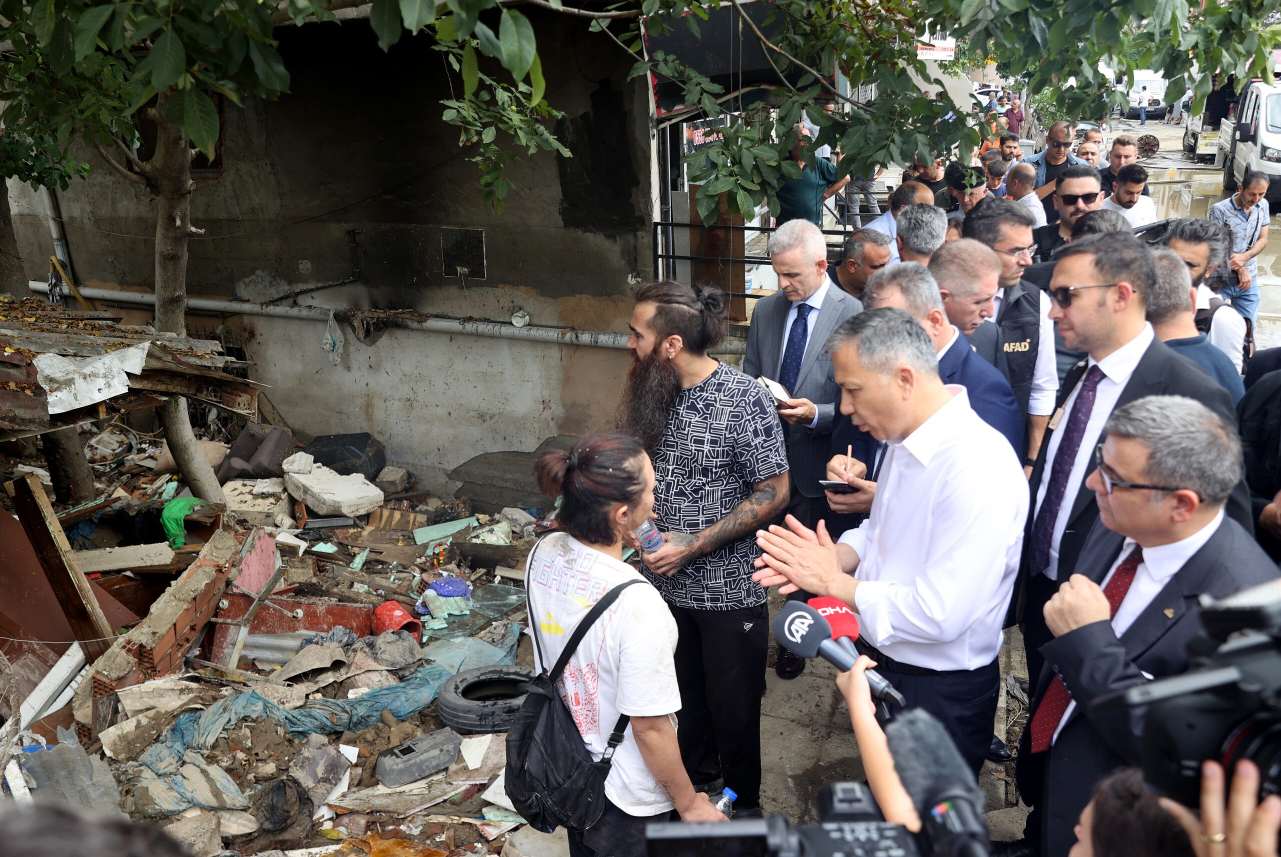 İstanbul'da Sel Felaketi: 2 Kişi Hayatını Kaybetti, Hane Başına Yardım Yapılacak 18 AA 20230906 32085313 32085308 ICISLERI BAKANI ALI YERLIKAYA scaled