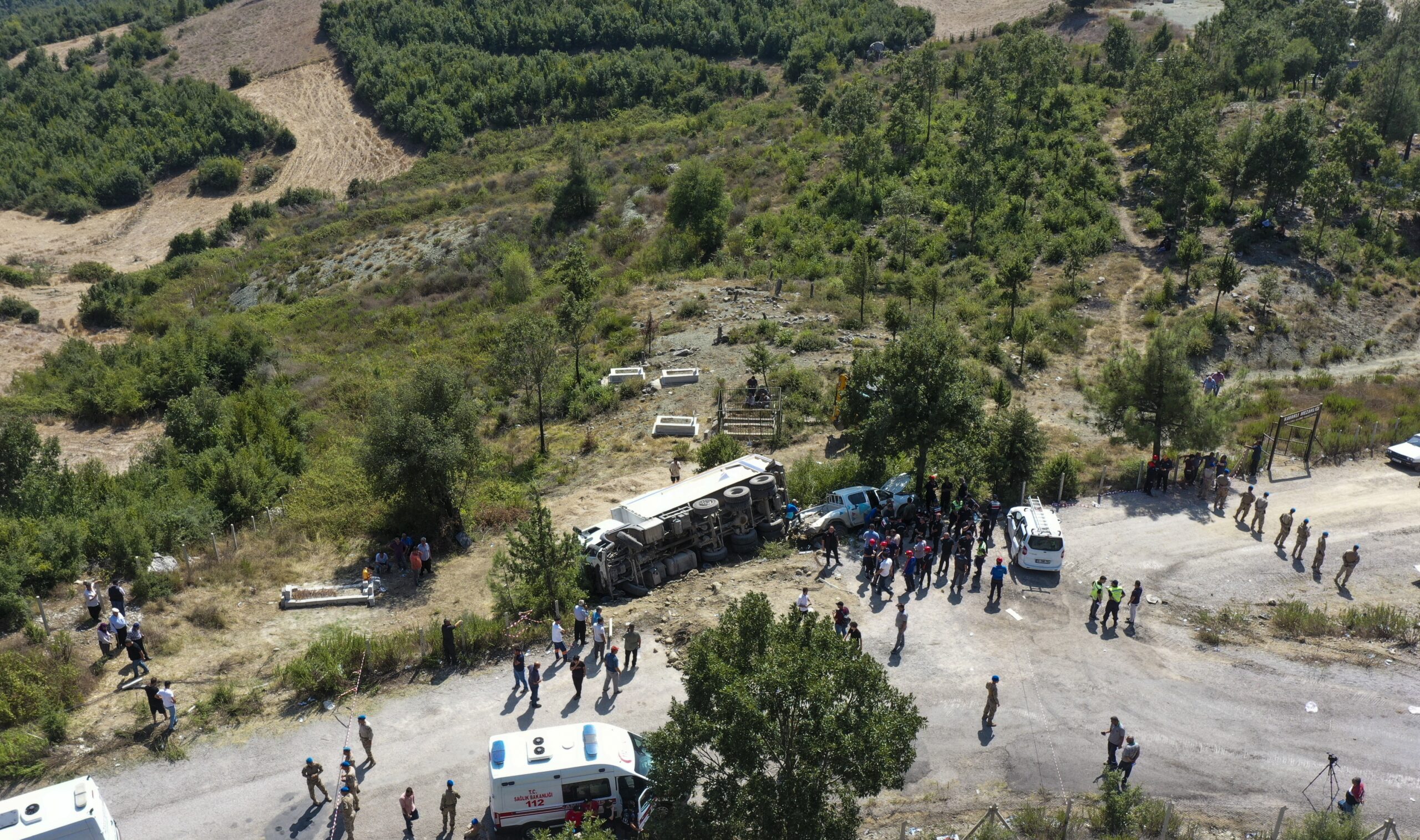 Kahramanmaraş'ta Cenaze Namazındaki Kalabalığa Kamyon Çarptı: 4 Ölü, 25 Yaralı 1 AA 20230909 32109200 32109193 KAHRAMANMARASTA FRENI BOSALAN KAMYON CENAZE ICIN TOPLANAN KISILERIN ARASINA DALDI scaled