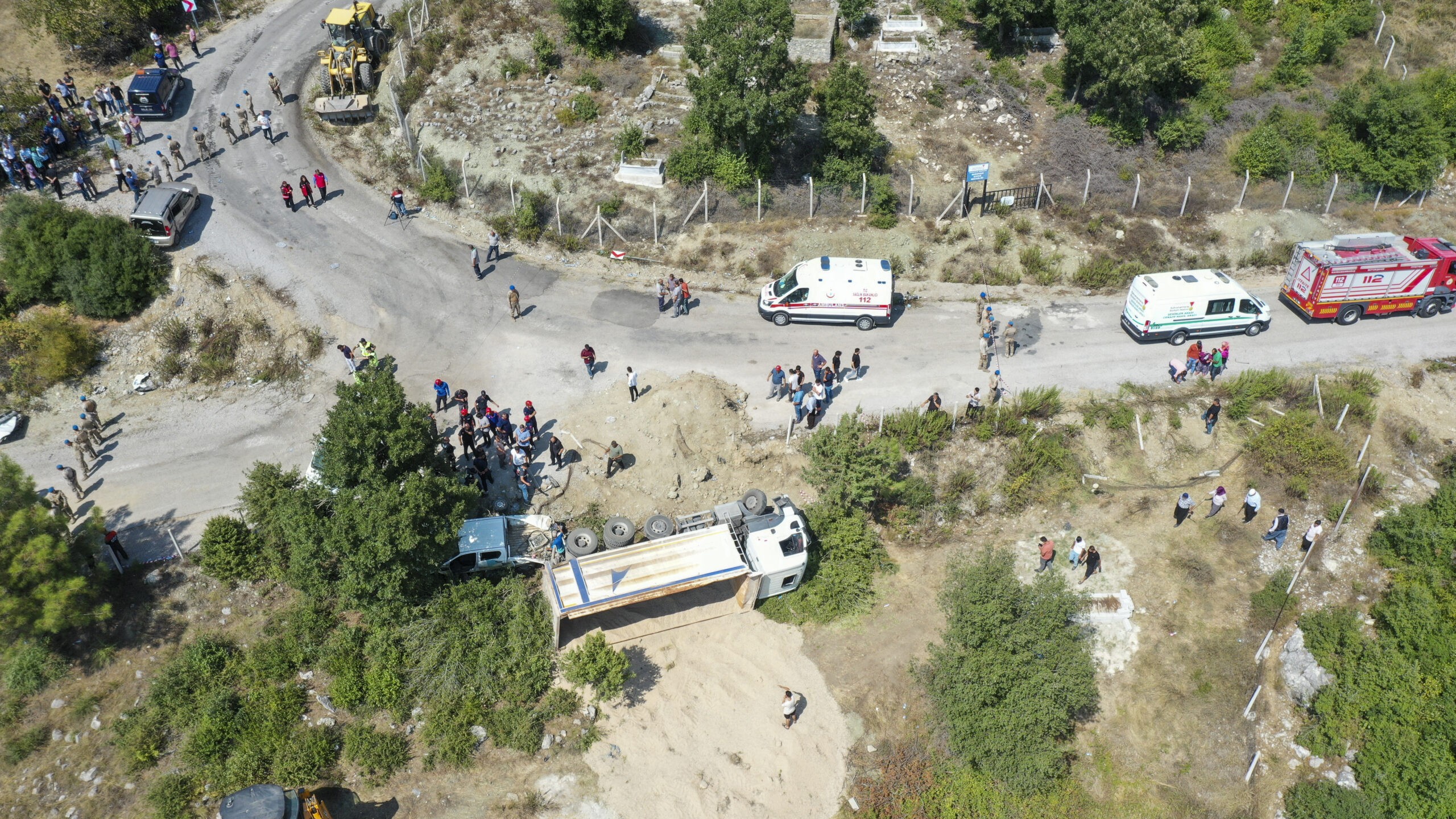 Kahramanmaraş'ta Cenaze Namazındaki Kalabalığa Kamyon Çarptı: 4 Ölü, 25 Yaralı 2 AA 20230909 32109200 32109194 KAHRAMANMARASTA FRENI BOSALAN KAMYON CENAZE ICIN TOPLANAN KISILERIN ARASINA DALDI scaled