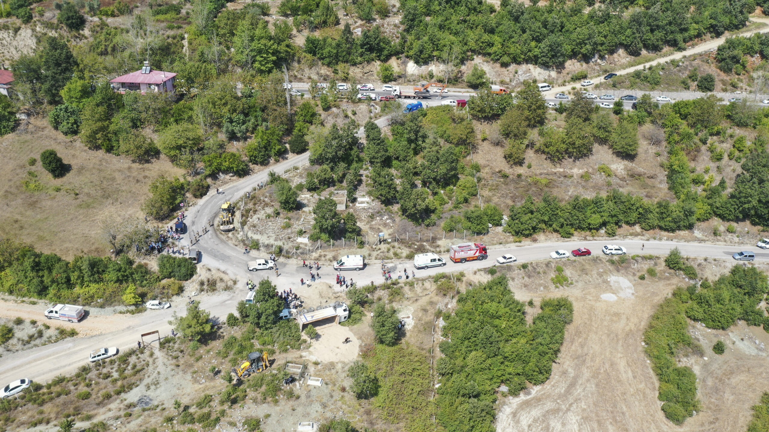 Kahramanmaraş'ta Cenaze Namazındaki Kalabalığa Kamyon Çarptı: 4 Ölü, 25 Yaralı 3 AA 20230909 32109200 32109195 KAHRAMANMARASTA FRENI BOSALAN KAMYON CENAZE ICIN TOPLANAN KISILERIN ARASINA DALDI scaled