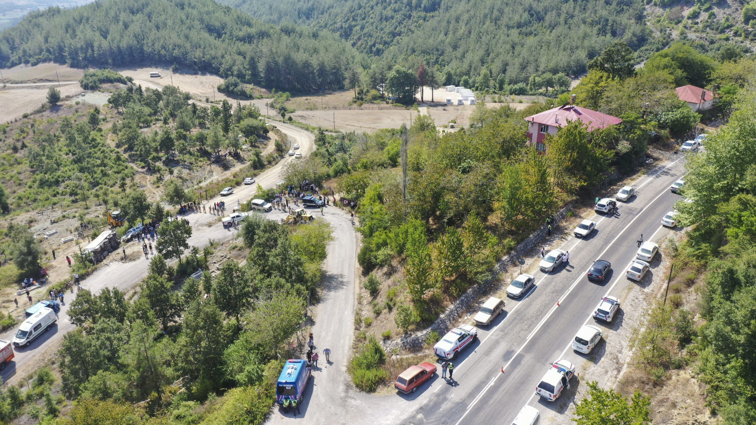 Kahramanmaraş'ta Cenaze Namazındaki Kalabalığa Kamyon Çarptı: 4 Ölü, 25 Yaralı 4 AA 20230909 32109200 32109198 KAHRAMANMARASTA FRENI BOSALAN KAMYON CENAZE ICIN TOPLANAN KISILERIN ARASINA DALDI scaled