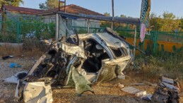 Otomobilin Durağa Çarptı: 1 Ölü, 1 Ağır Yaralı
