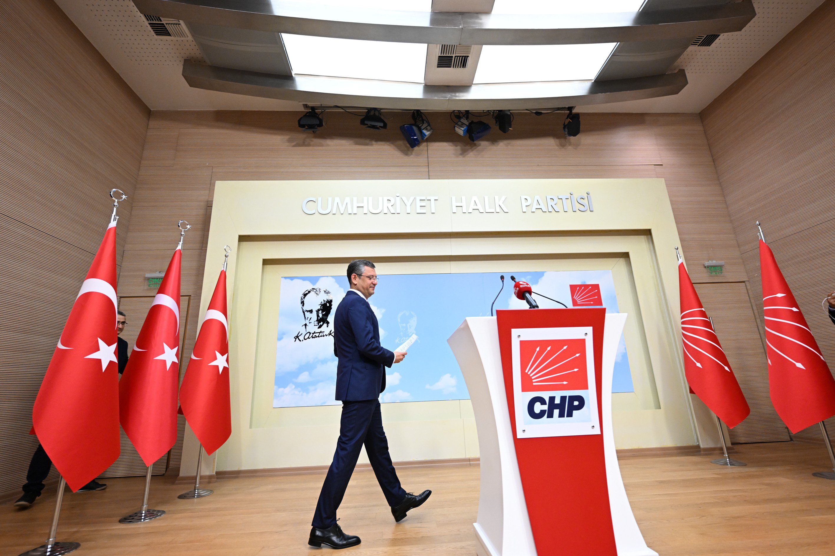Özgür Özel CHP Genel Başkanlığı için Adaylığını Duyurdu 3 AA 20230915 32156092 32156085 CHP GRUP BASKANI OZEL GENEL BASKANLIGA ADAYLIGINI ACIKLADI
