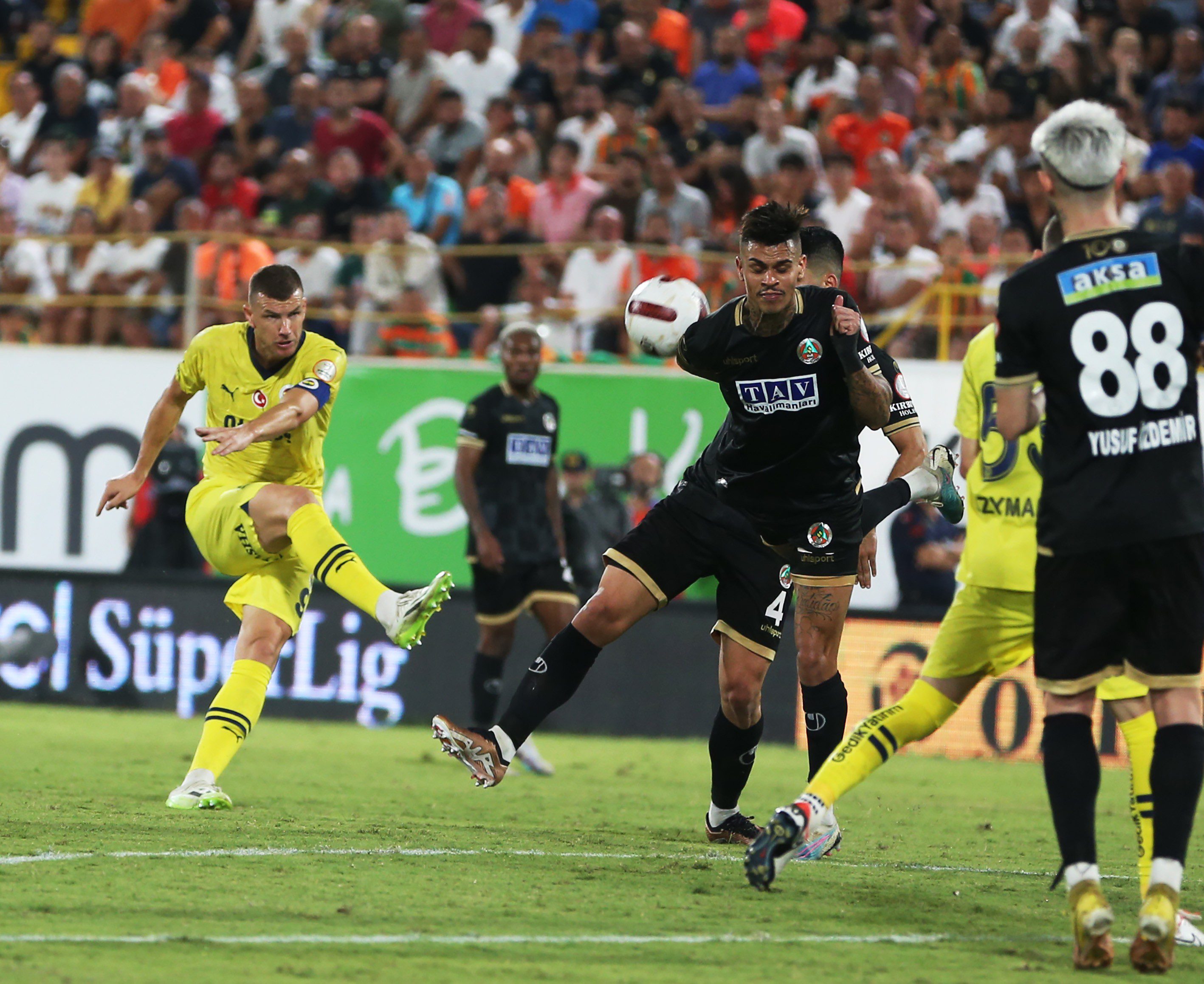 Fenerbahçe, Alanya Deplasmanında Liderliğini Korudu! 1 AA 20230924 32232930 32232928 CORENDON ALANYASPOR FENERBAHCE