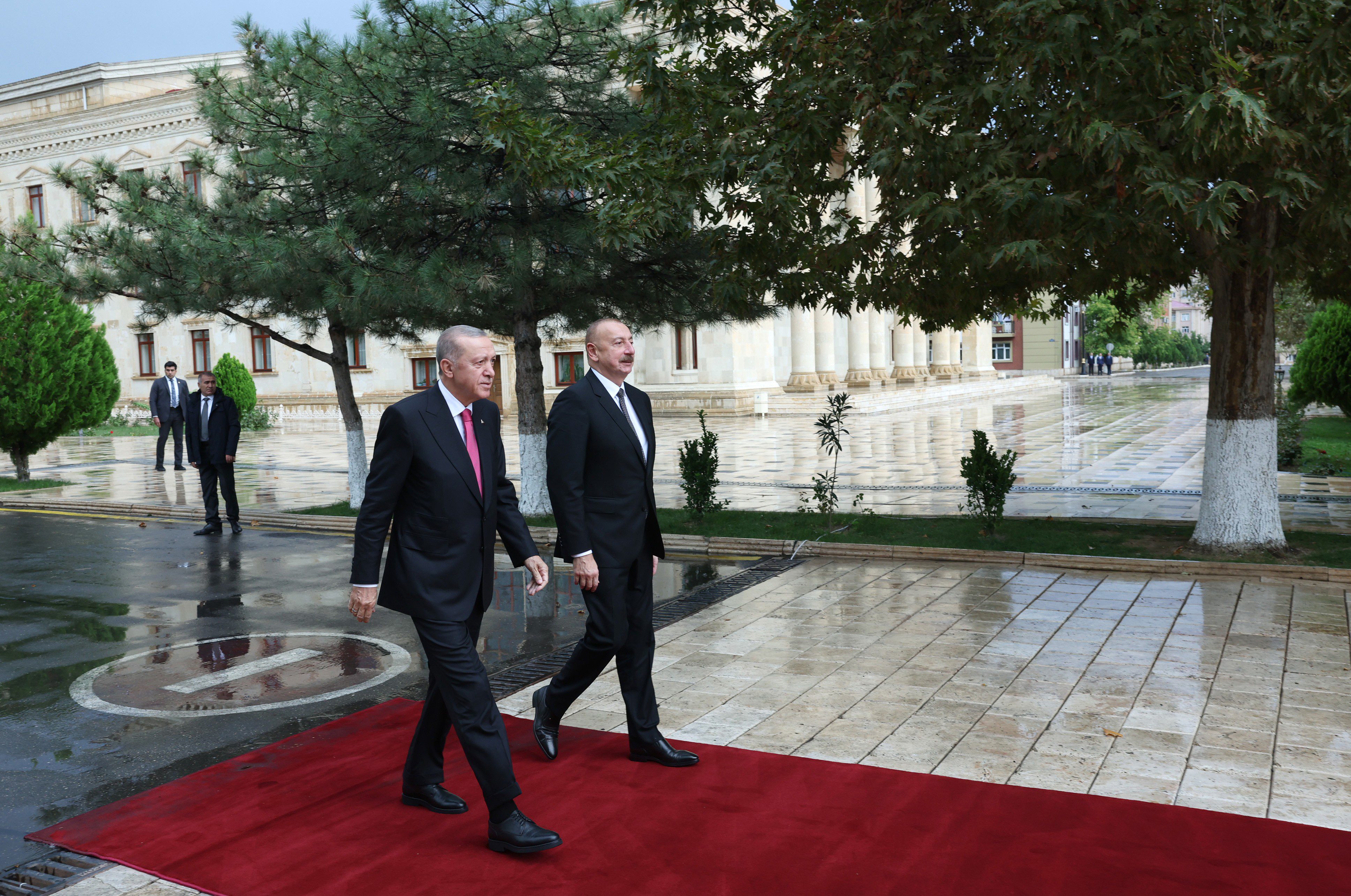 Cumhurbaşkanı Erdoğan Nahçıvan'da... Resmi törenle karşılandı 13 AA 20230925 32237154 32237152 CUMHURBASKANI ERDOGAN NAHCIVAN OZERK CUMHURIYETI YUKSEK MECLISINDE RESMI TORENLE KARSILANDI