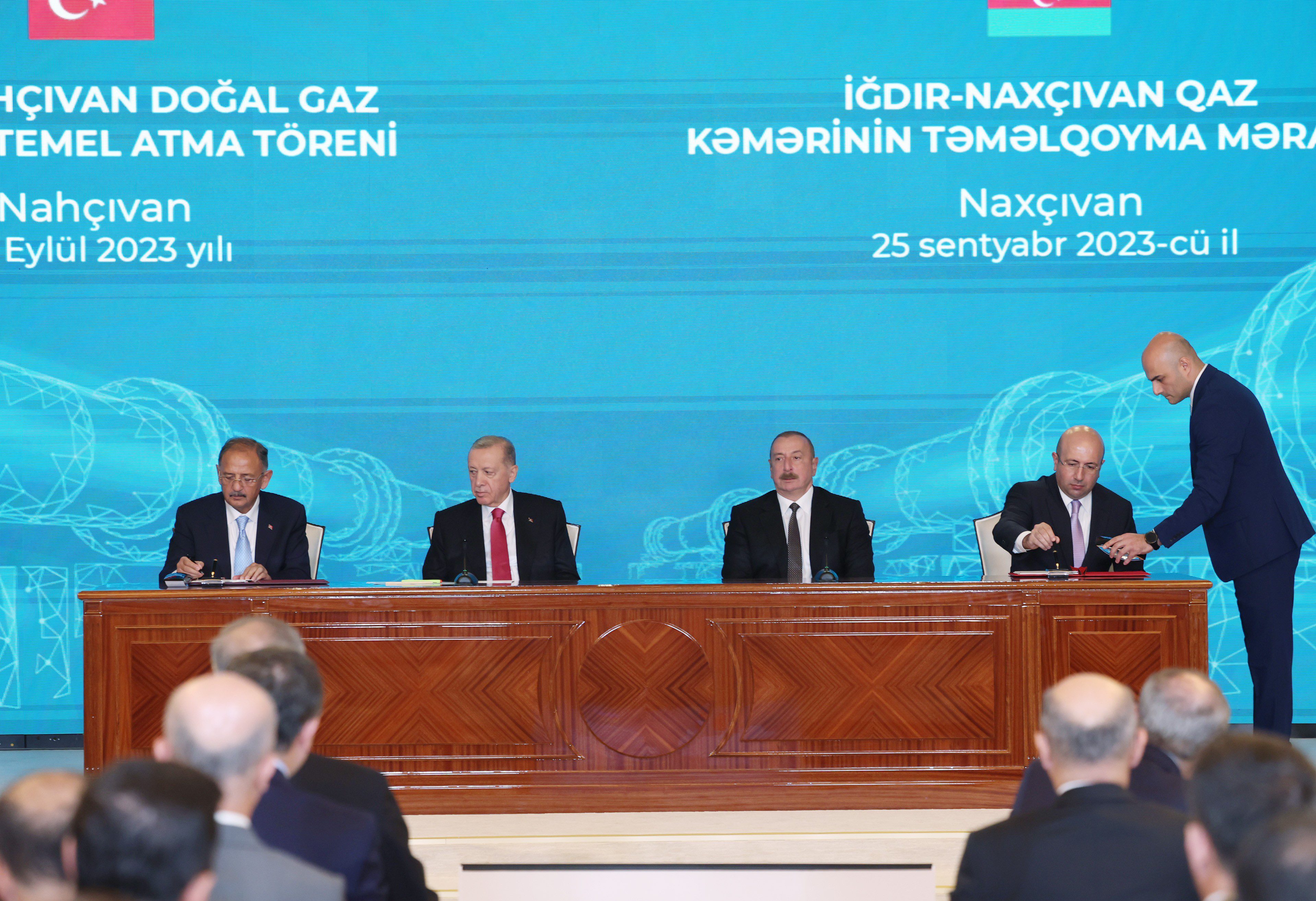 Cumhurbaşkanı Erdoğan Nahçıvan'da... Resmi törenle karşılandı 6 AA 20230925 32238122 32238119 CUMHURBASKANI ERDOGAN ILE ALIYEV IGDIRNAHCIVAN DOGAL GAZ BORU HATTININ TEMELINI ATTI