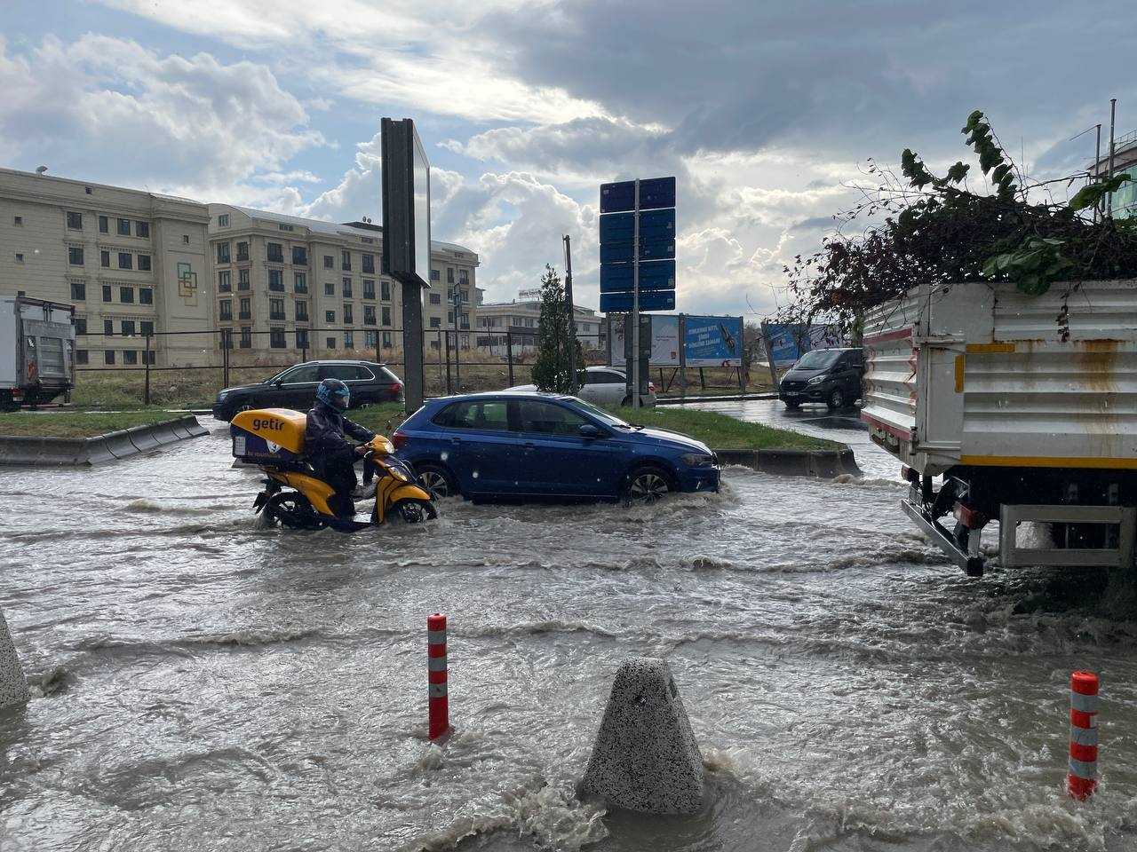 İstanbul'da Sel Alarmı! Vali Gül'den "Boşaltın" Uyarısı! 7 AA 20230928 32262874 32262872 ISTANBULUN BAZI BOLGELERINDE SAGANAK ETKILI OLUYOR