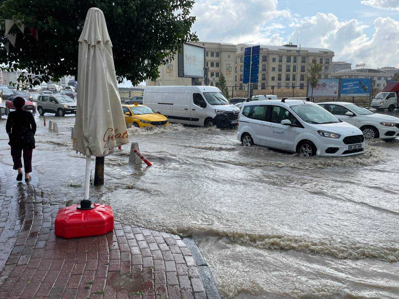 İstanbul'da Sel Alarmı! Vali Gül'den "Boşaltın" Uyarısı! 5 AA 20230928 32262874 32262873 ISTANBULUN BAZI BOLGELERINDE SAGANAK ETKILI OLUYOR