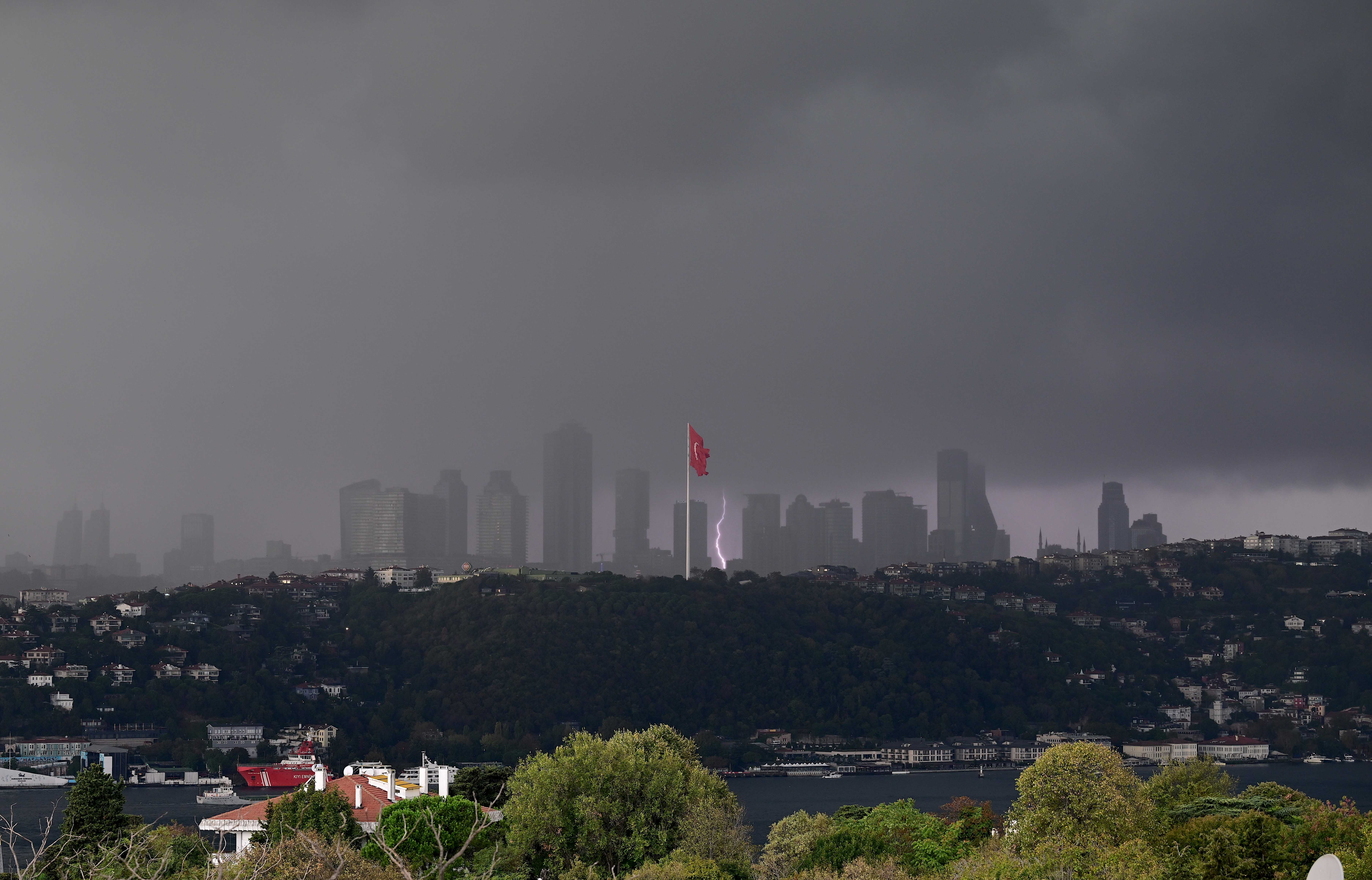 İstanbul'da Sel Alarmı! Vali Gül'den "Boşaltın" Uyarısı! 1 AA 20230928 32264248 32264244 ISTANBULDA SAGANAK ETKILI OLDU
