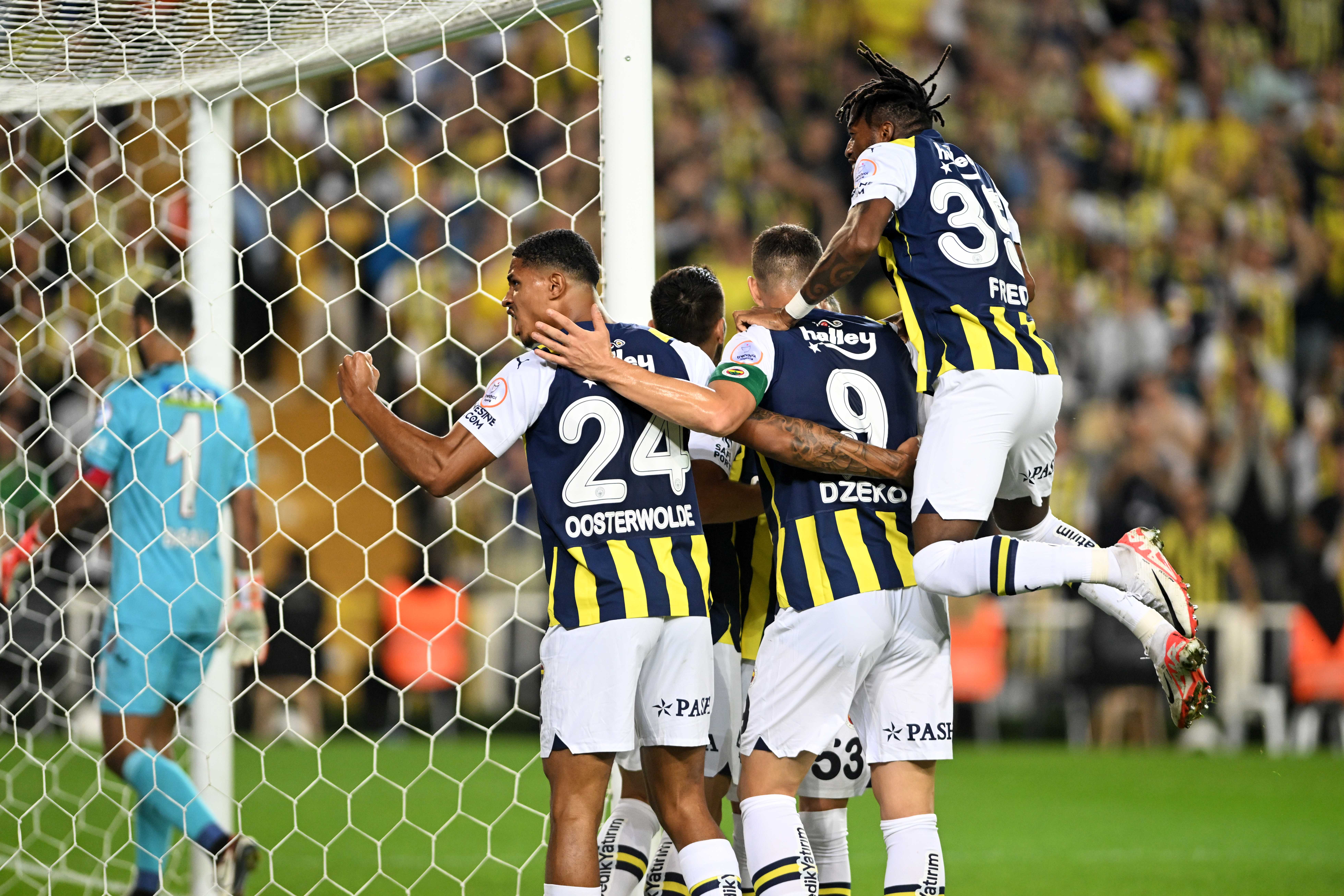 Fenerbahçe, Başakşehir'i 4-0 Mağlup Ederek Liderliği Ele Geçirdi 4 AA 20230928 32266078 32266073 FENERBAHCE RAMS BASAKSEHIR