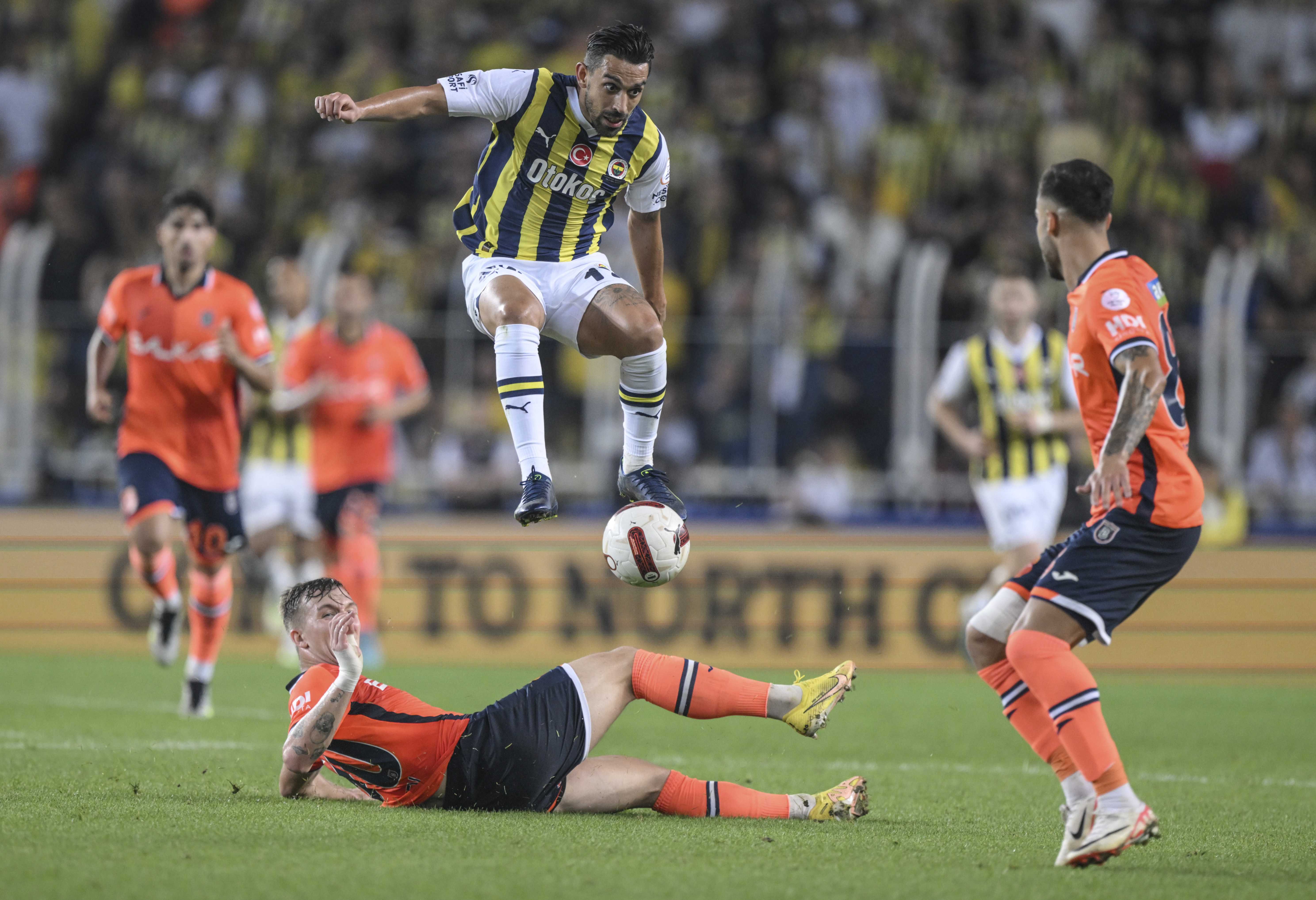 Fenerbahçe, Başakşehir'i 4-0 Mağlup Ederek Liderliği Ele Geçirdi 2 AA 20230928 32266514 32266505 FENERBAHCE RAMS BASAKSEHIR