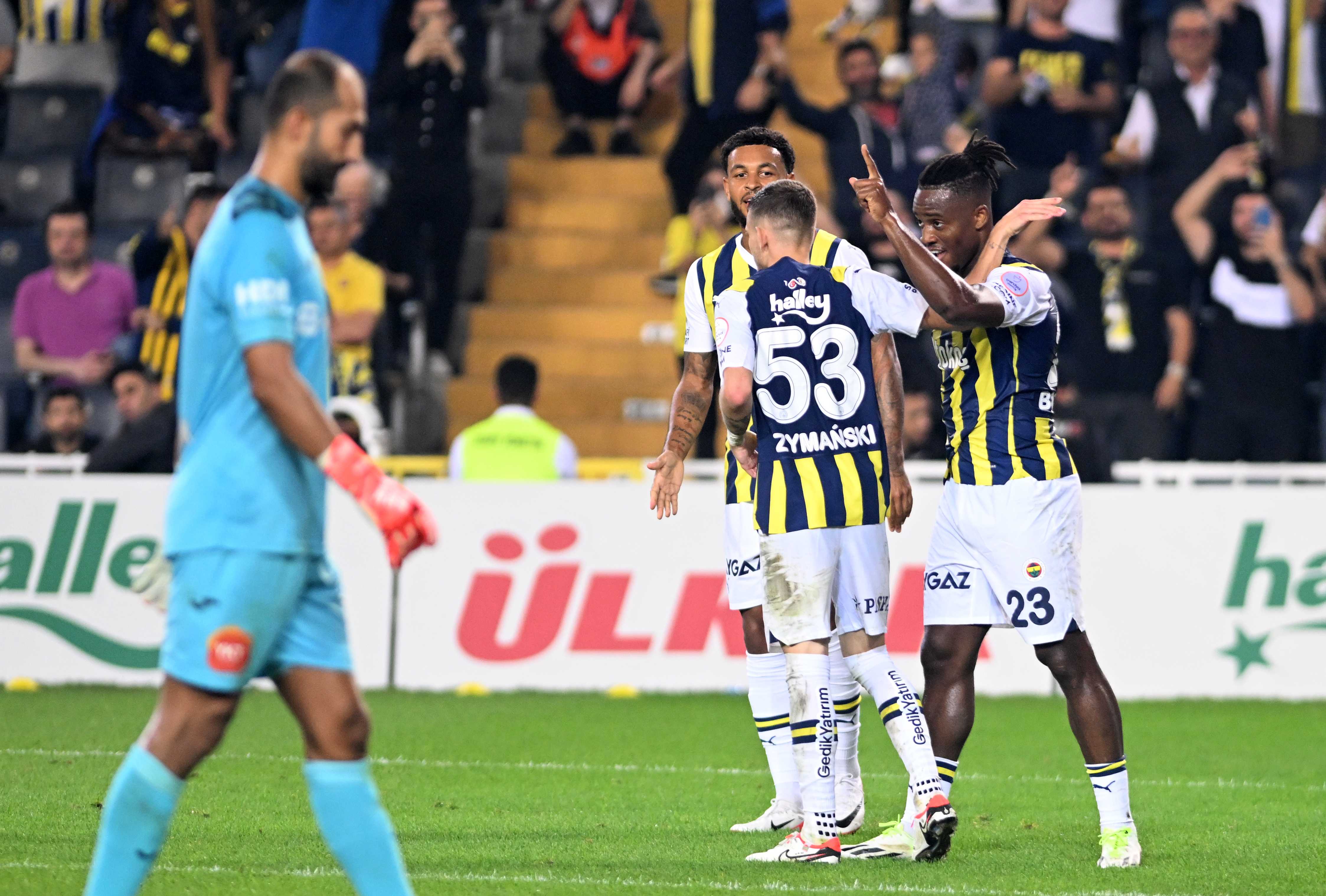 Fenerbahçe, Başakşehir'i 4-0 Mağlup Ederek Liderliği Ele Geçirdi 1 AA 20230928 32266536 32266527 FENERBAHCE RAMS BASAKSEHIR