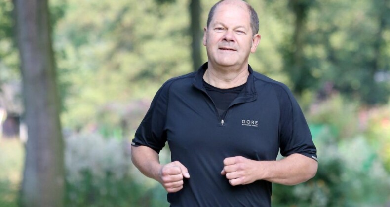 Almanya Başbakanı Scholz Koşu Yaparken Düştü