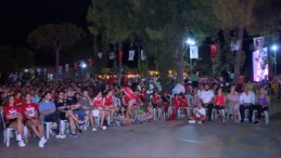 Antalyalılar, Türkiye-Sırbistan Final Maçını Parka Kurulan Ekranlardan İzledi