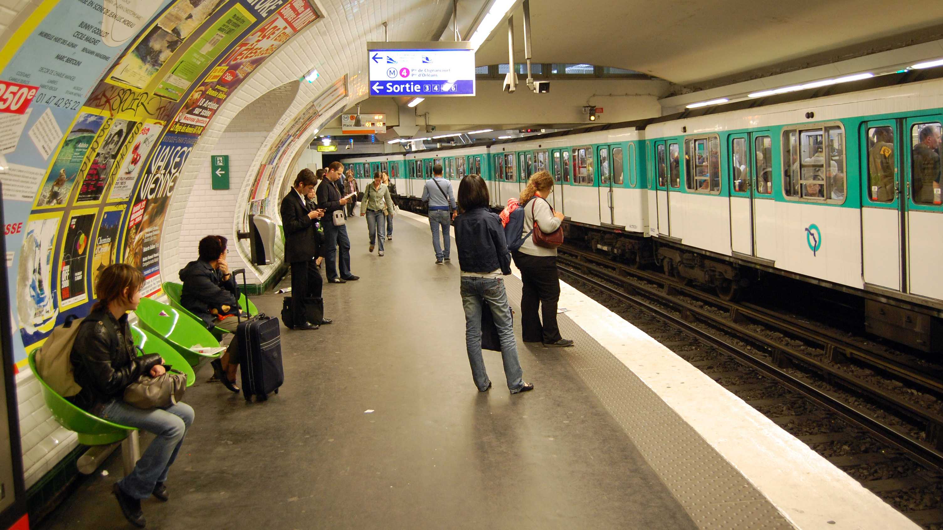 article france paris metro commuters