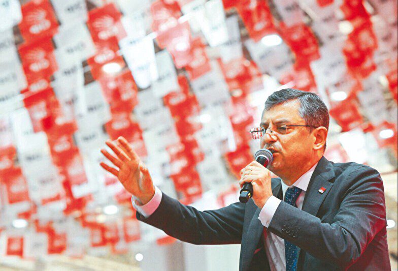 CHP İzmir Kongresi'nde Yumruklu Arbede! 1 chpnin izmir kavgasi arbede cikti yumruklar konustu 0 mHVqKBtw