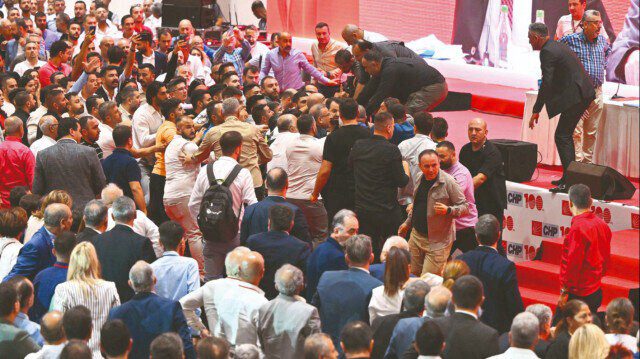 CHP İzmir Kongresi’nde Yumruklu Arbede!
