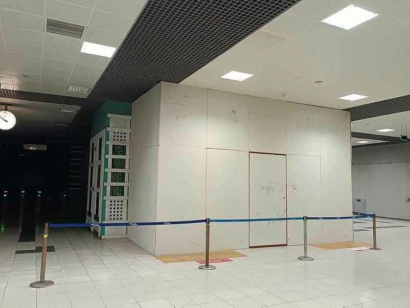 İBB'den Tepki Çeken Yöntem: Bağcılar Metro İstasyonu'nda "Duvar" Çözümü 5 ibbden tepki ceken yontem arizali merdiveni duvarla orduler 5