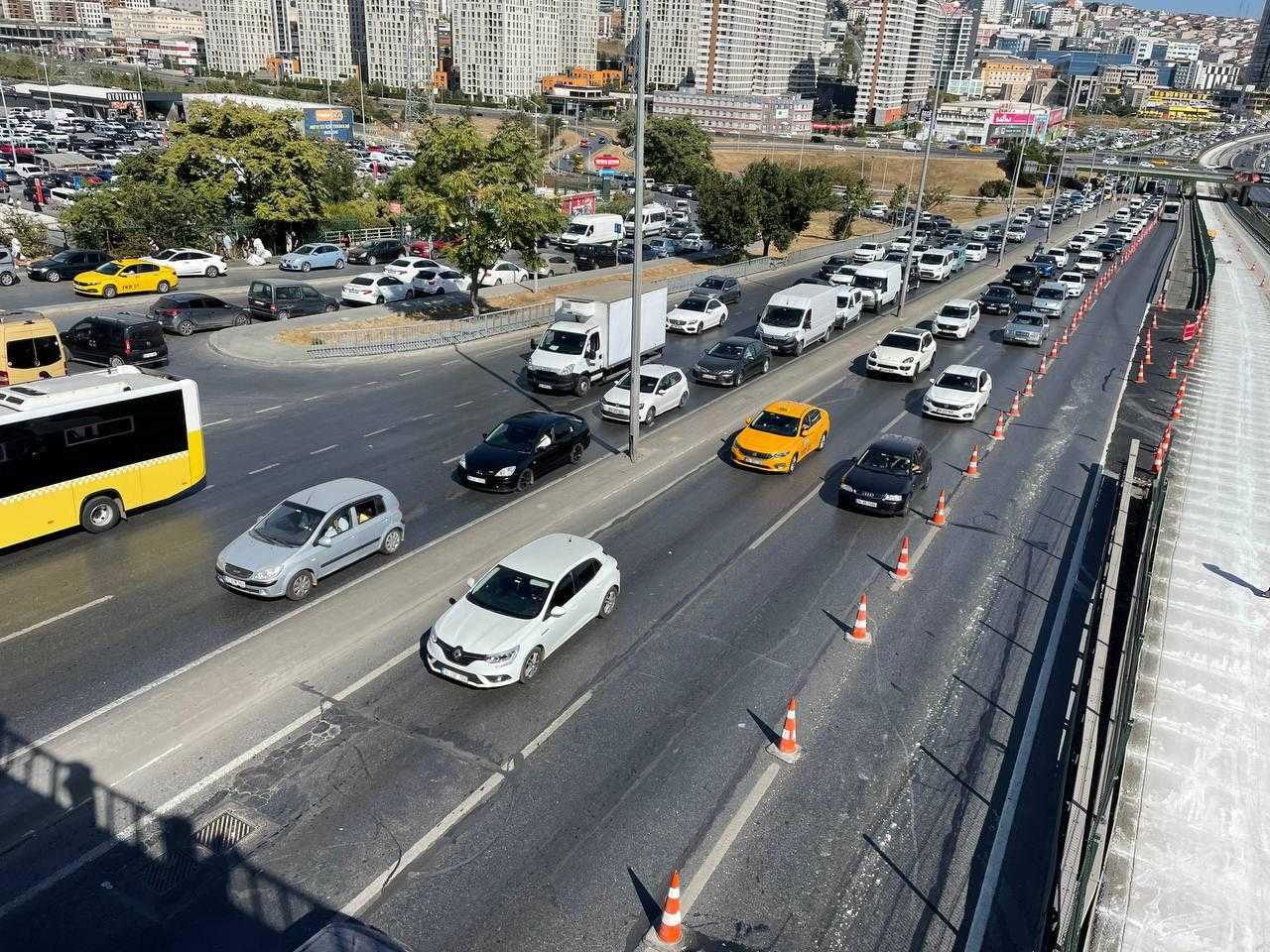 istanbulda metrobus yolundaki bakim nedeniyle trafikte yogunluk yasaniyor 1
