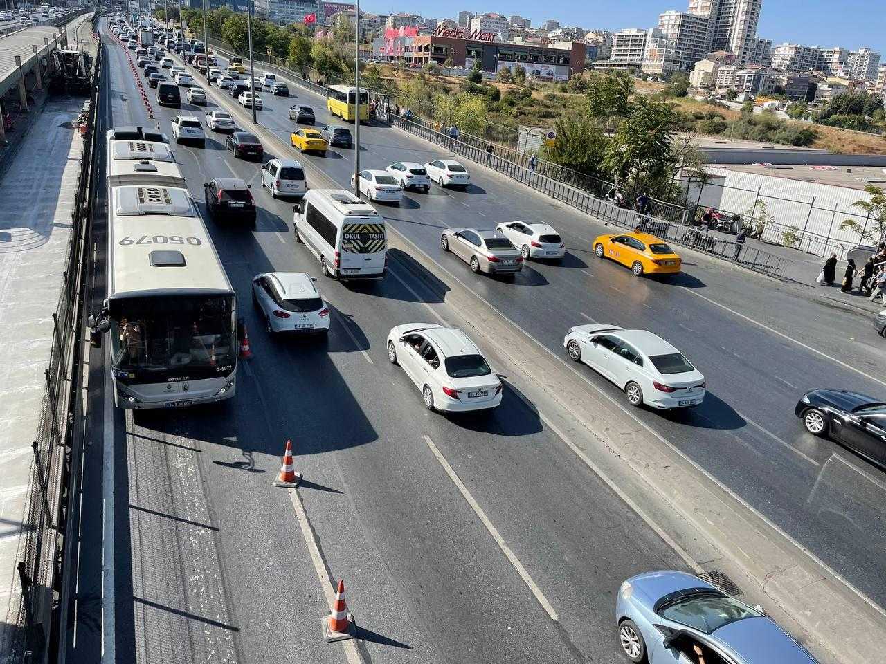 istanbulda metrobus yolundaki bakim nedeniyle trafikte yogunluk yasaniyor 2 cp6dH9rF