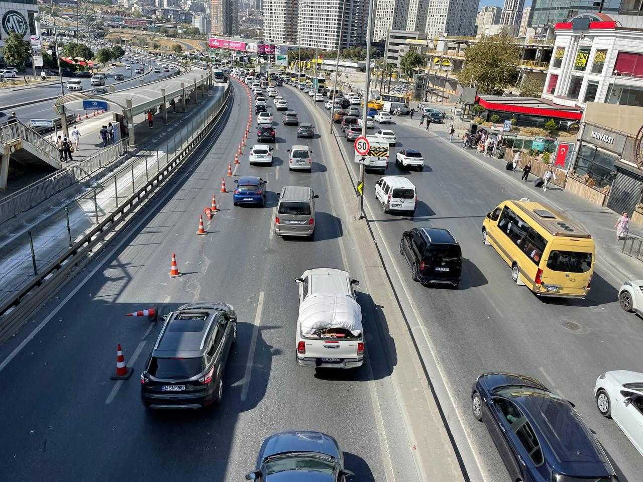 istanbulda metrobus yolundaki bakim nedeniyle trafikte yogunluk yasaniyor 3 Ysg5Zj1Z