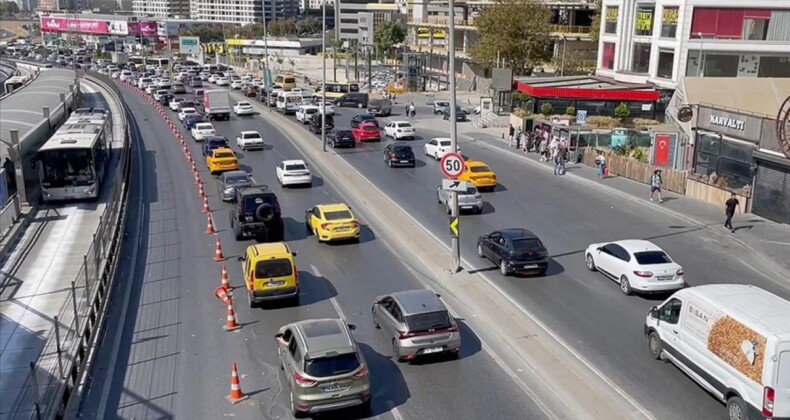 İstanbul’da Metrobüs Yolu Çalışması Trafiği Olumsuz Etkiliyor