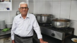 97 Yaşındaki ‘Hüseyin Amca’, 65 Yıldır Kuru Fasulye Tezgahının Başından Ayrılmıyor