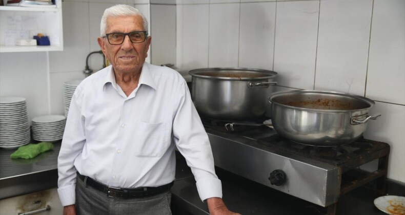 97 Yaşındaki ‘Hüseyin Amca’, 65 Yıldır Kuru Fasulye Tezgahının Başından Ayrılmıyor
