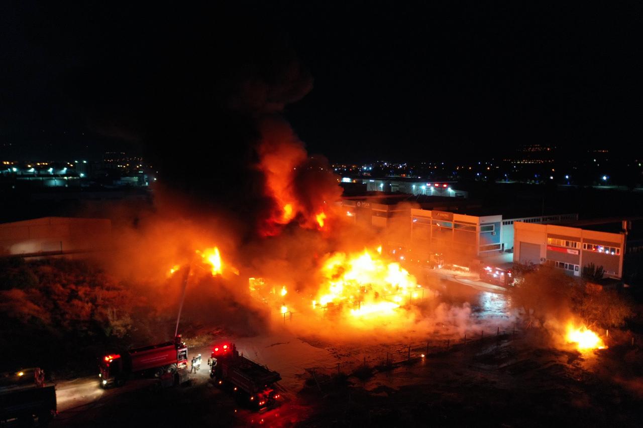 Manisa'da Geri Dönüşüm Fabrikasında Yangın! 2 manisada geri donusum fabrikasinda yangin 2 lsKBJtYd