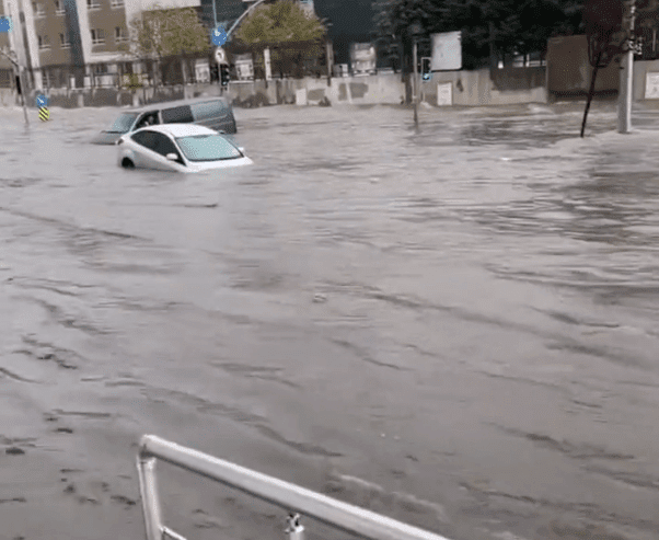 İstanbul'da Sel Alarmı! Vali Gül'den "Boşaltın" Uyarısı! 3 son dakika istanbul da baslayan kuvvetli yagis 16377991 4138 m