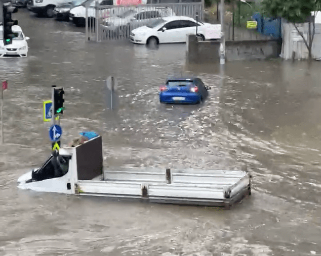 İstanbul'da Sel Alarmı! Vali Gül'den "Boşaltın" Uyarısı! 6 son dakika istanbul da baslayan kuvvetli yagis 16377991 534 m