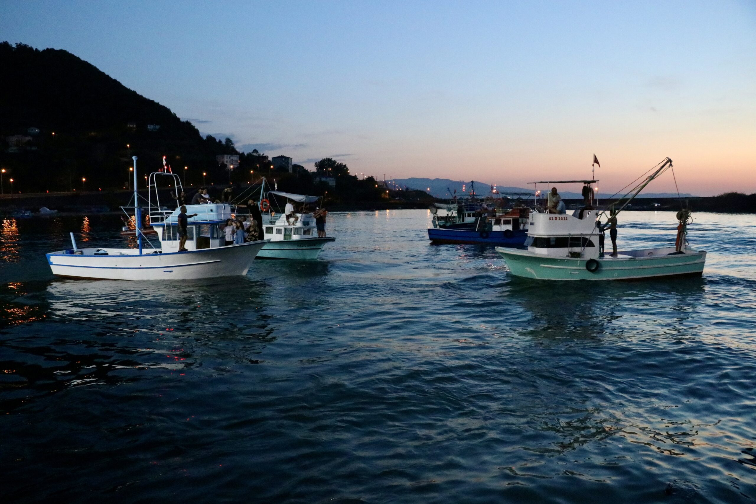 Trabzon'da Balık Avı Sezonu Coşkuyla Başladı! 6 trabzonda balik avi sezonunun acilisi dolayisiyla toren duzenlendi 8 pRBZClOI scaled
