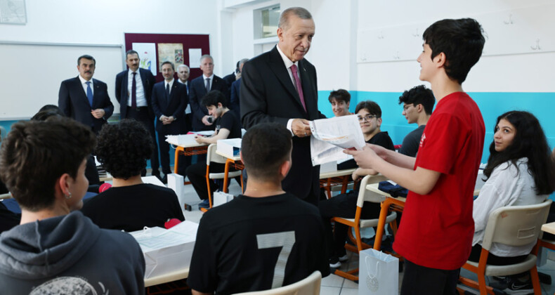 Cumhurbaşkanı Erdoğan’dan Öğrencilere Müjde! Okullar 1 Gün Tatil!