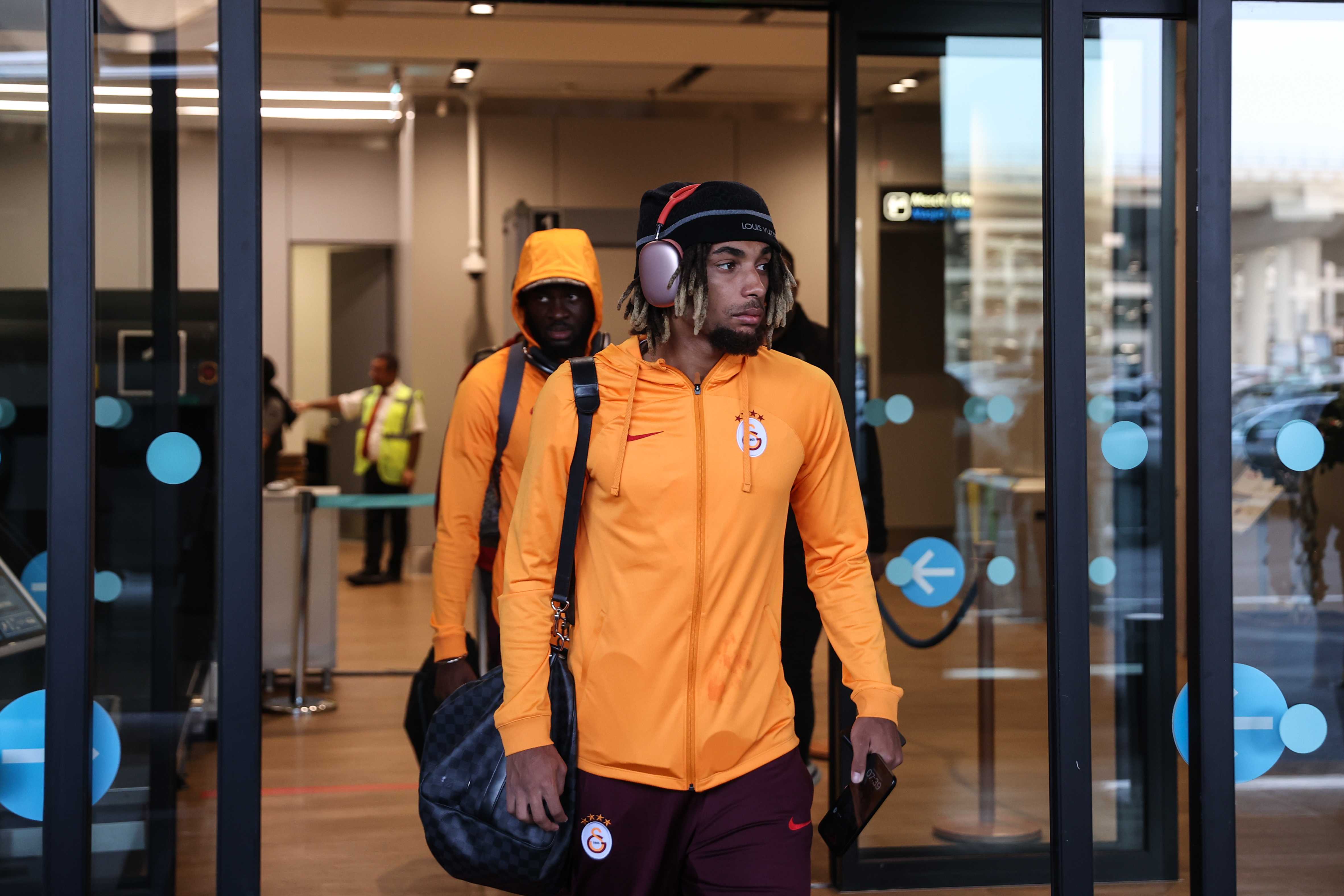 Galatasaraylı Sacha Boey, Fransa Milli Takımı'na Alınmadı! Deschamps'tan Açıklama Geldi 3 AA 20231004 32304808 32304806 GALATASARAY KAFILESI ISTANBULA DONDU