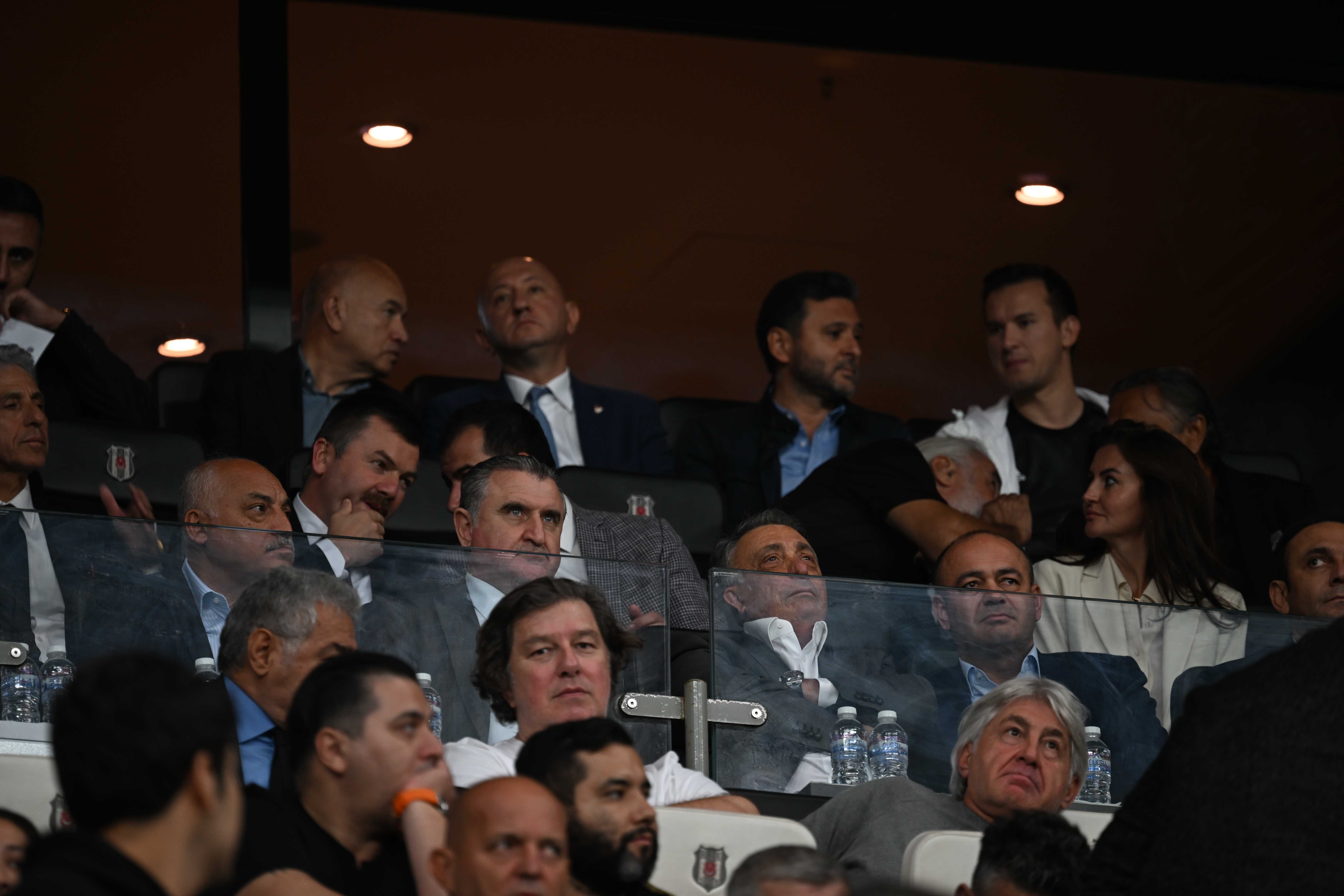 Büyükekşi Stadı Küfürlü Tezahüratlarla Terk Etti! 1 AA 20231005 32320276 32320275 BESIKTAS LUGANO