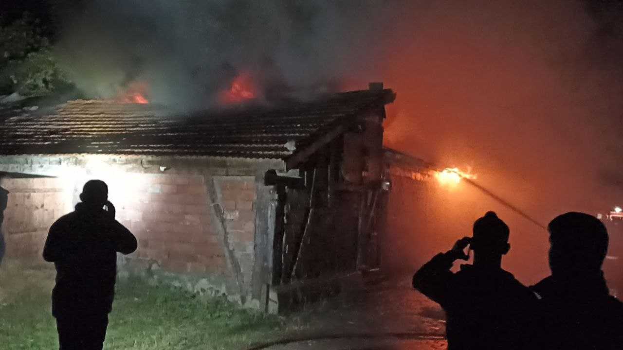 Karabük'te Üç Samanlık Yangını: Kundaklama Şüphesi! 4 AA 20231005 32321990 32321986 KARABUKTE 3 SAMANLIK YANDI