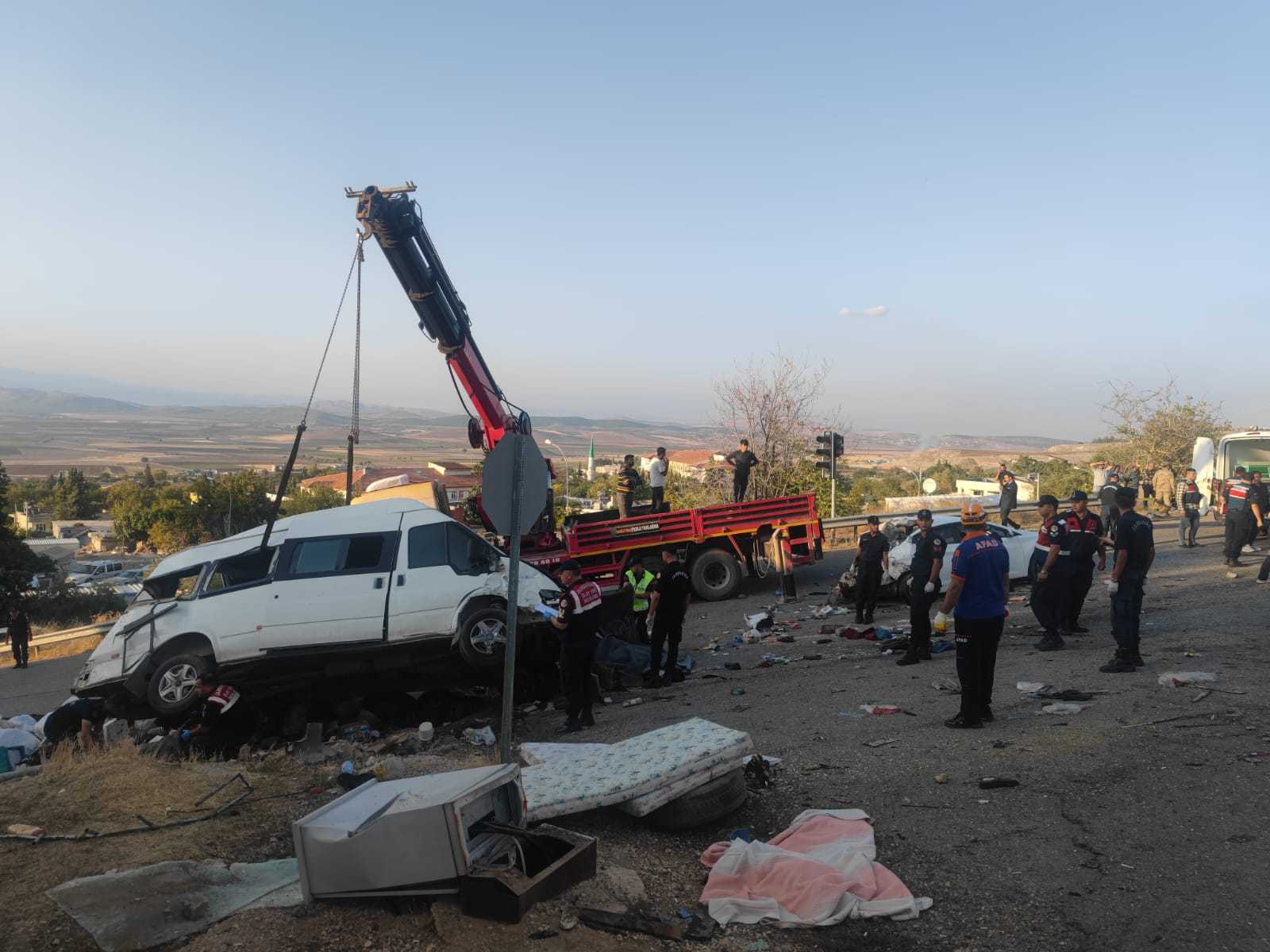 Gaziantep'te Feci Kaza: 5 Ölü, 17 Yaralı 4 AA 20231006 32327584 32327580 GAZIANTEPTE SEYIR HALINDEKI KAMYON TRAFIK ISIGINDAKI 3 ARACA CARPTI