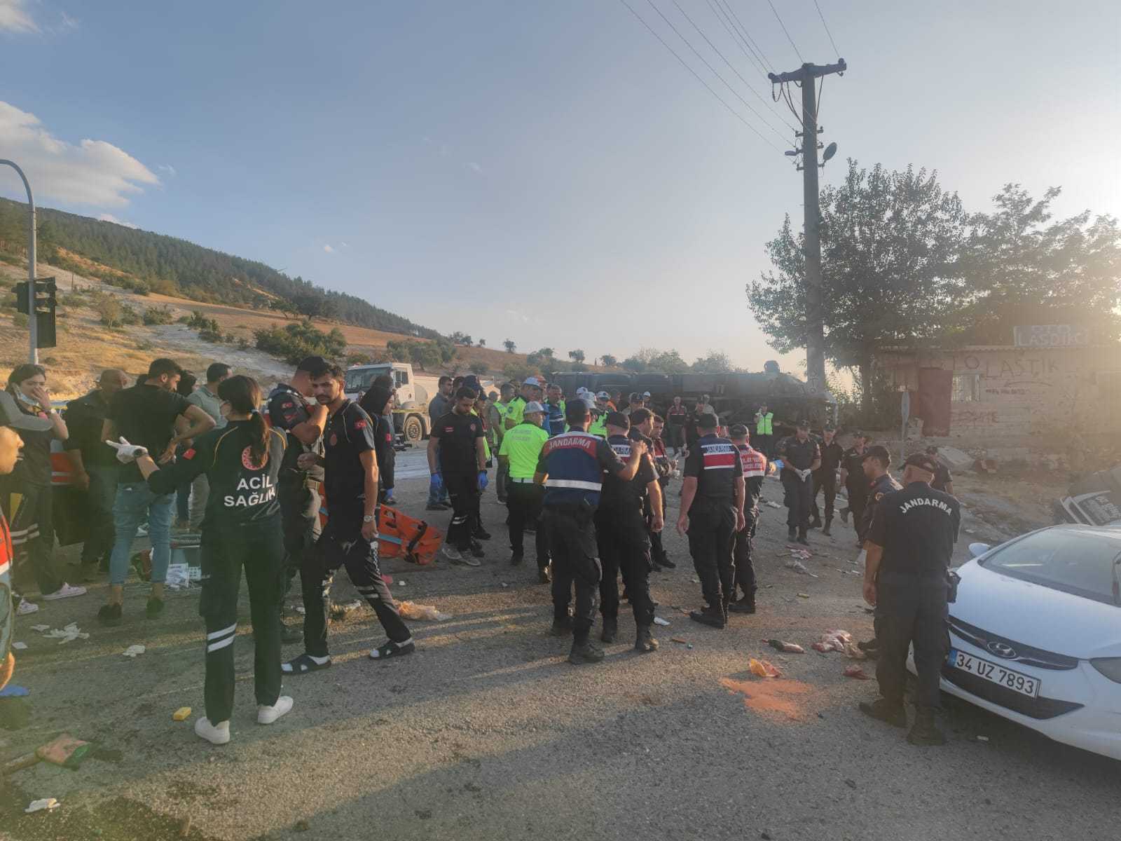 Gaziantep'te Feci Kaza: 5 Ölü, 17 Yaralı 5 AA 20231006 32327584 32327581 GAZIANTEPTE SEYIR HALINDEKI KAMYON TRAFIK ISIGINDAKI 3 ARACA CARPTI
