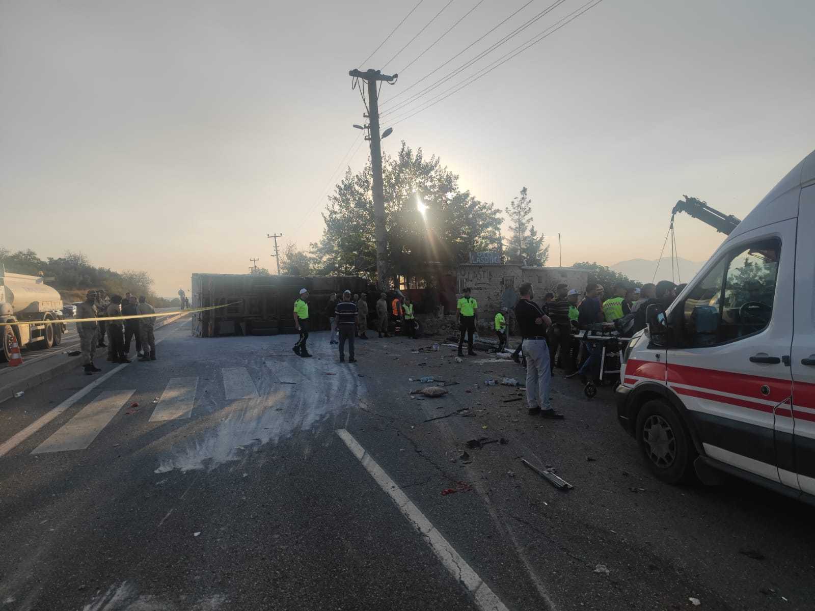 Gaziantep'te Feci Kaza: 5 Ölü, 17 Yaralı 7 AA 20231006 32327584 32327582 GAZIANTEPTE SEYIR HALINDEKI KAMYON TRAFIK ISIGINDAKI 3 ARACA CARPTI