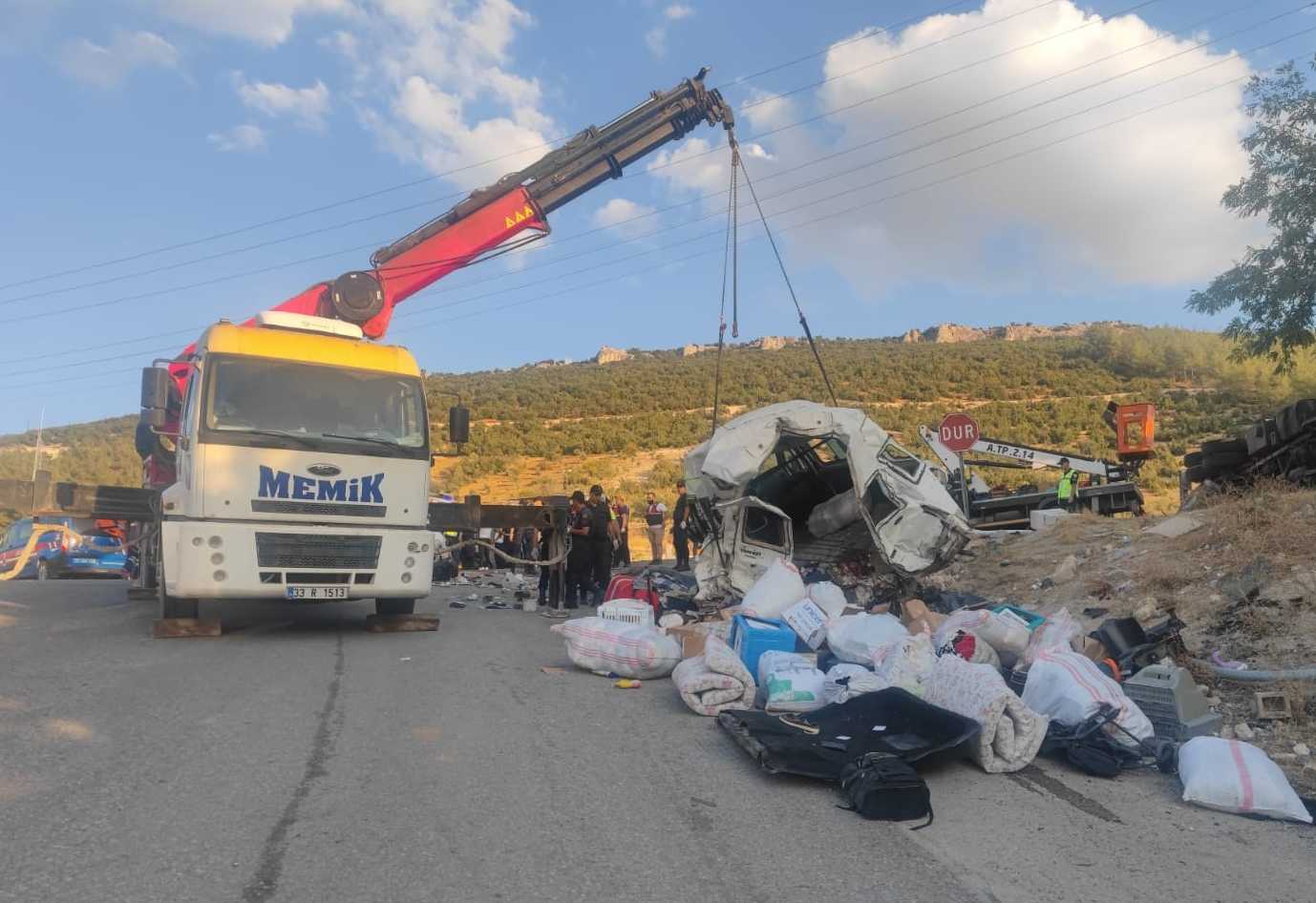 Gaziantep'te Feci Kaza: 5 Ölü, 17 Yaralı 1 AA 20231006 32327584 32327583 GAZIANTEPTE SEYIR HALINDEKI KAMYON TRAFIK ISIGINDAKI 3 ARACA CARPTI