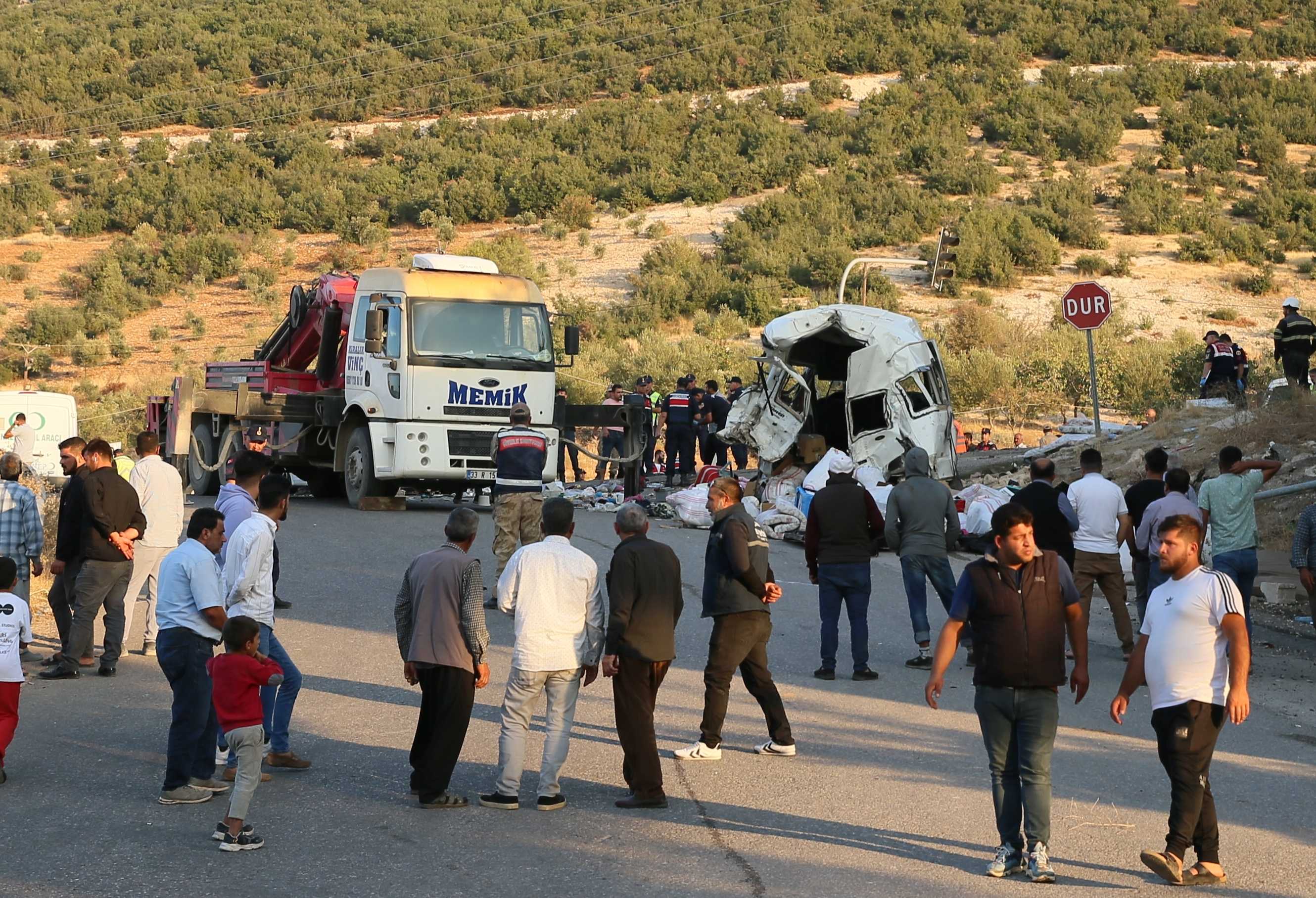 Gaziantep'te Feci Kaza: 5 Ölü, 17 Yaralı 8 AA 20231006 32327677 32327668 GAZIANTEPTE SEYIR HALINDEKI KAMYON TRAFIK ISIGINDAKI 3 ARACA CARPTI