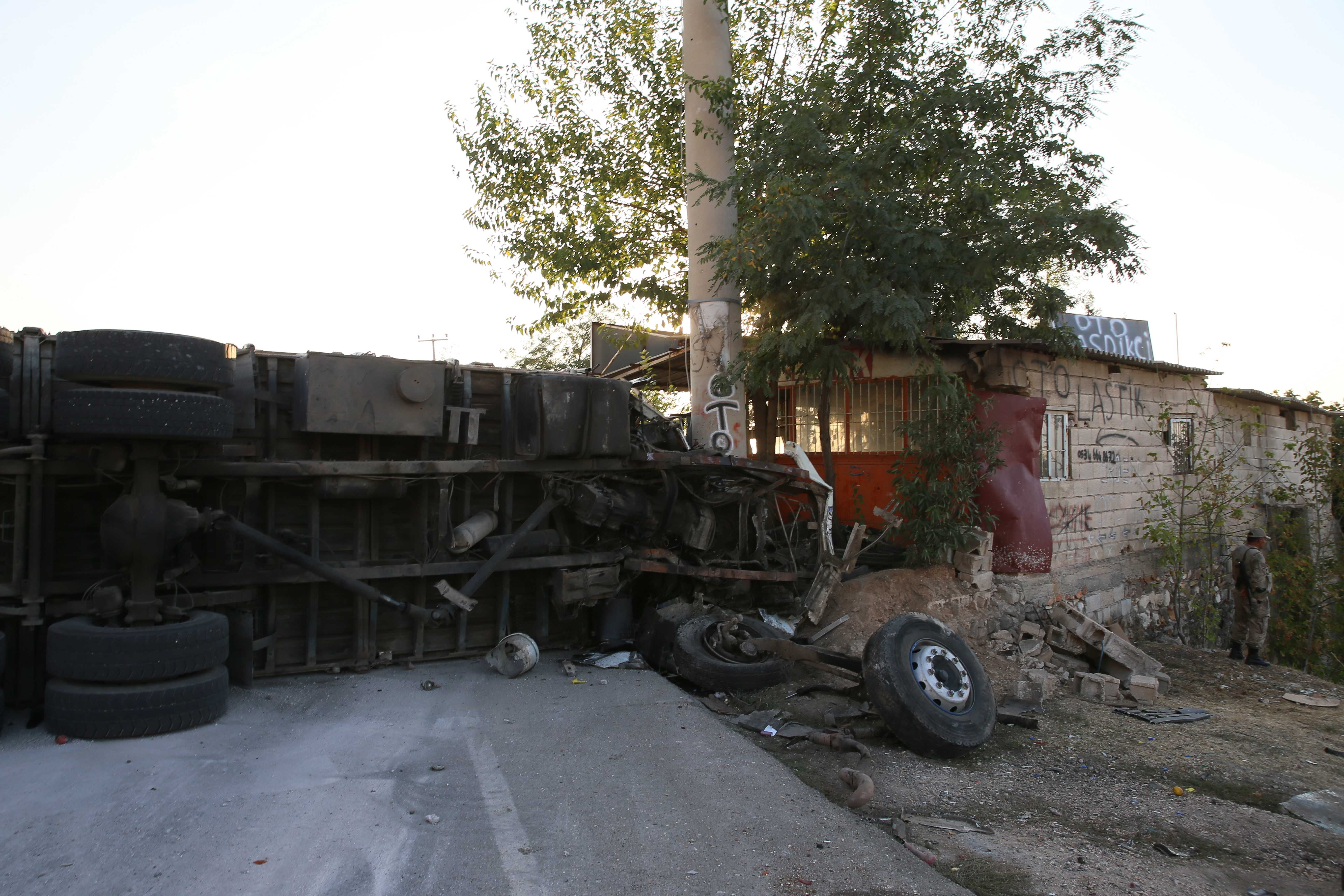 Gaziantep'te Feci Kaza: 5 Ölü, 17 Yaralı 2 AA 20231006 32327677 32327670 GAZIANTEPTE SEYIR HALINDEKI KAMYON TRAFIK ISIGINDAKI 3 ARACA CARPTI