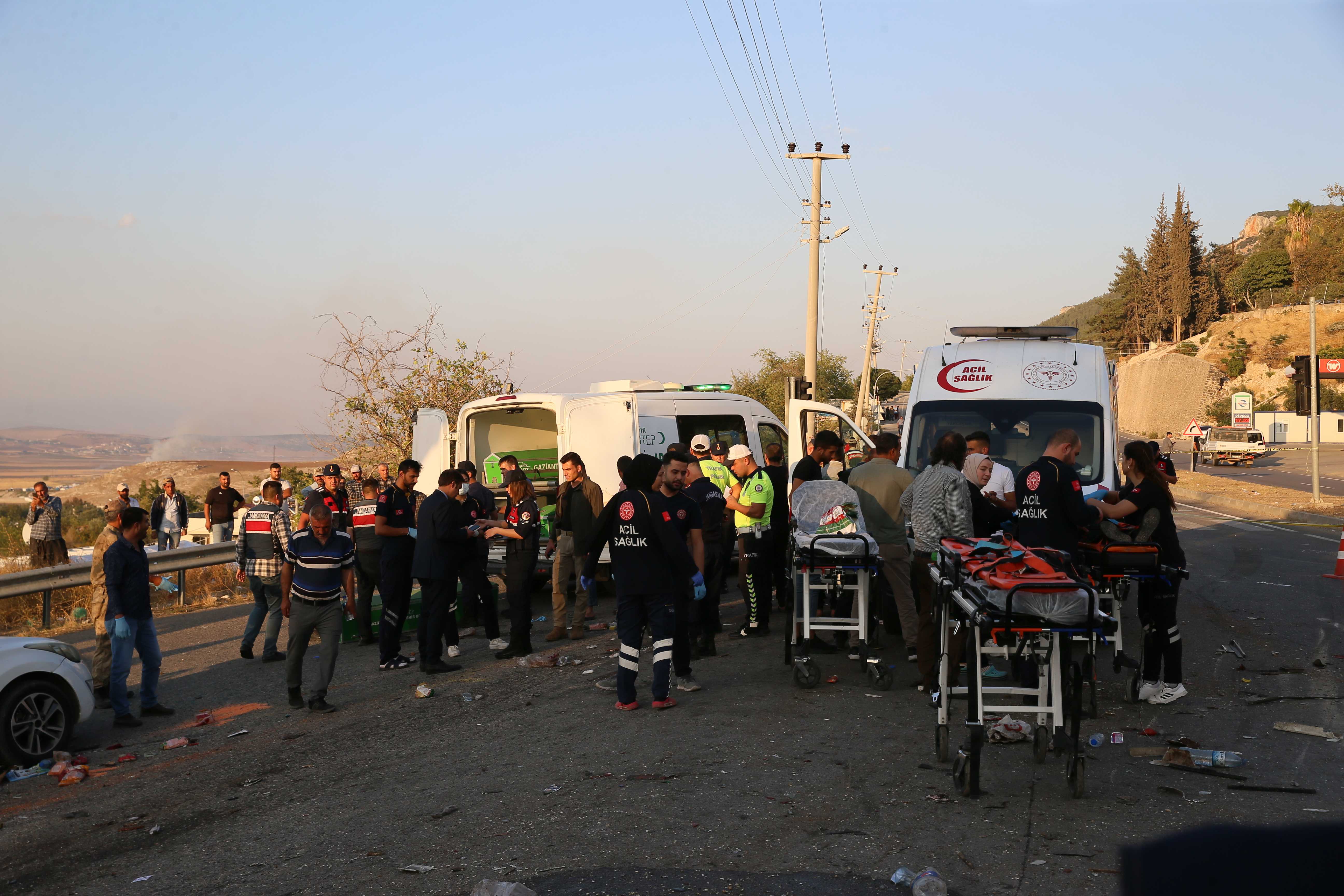 Gaziantep'te Feci Kaza: 5 Ölü, 17 Yaralı 6 AA 20231006 32327677 32327674 GAZIANTEPTE SEYIR HALINDEKI KAMYON TRAFIK ISIGINDAKI 3 ARACA CARPTI