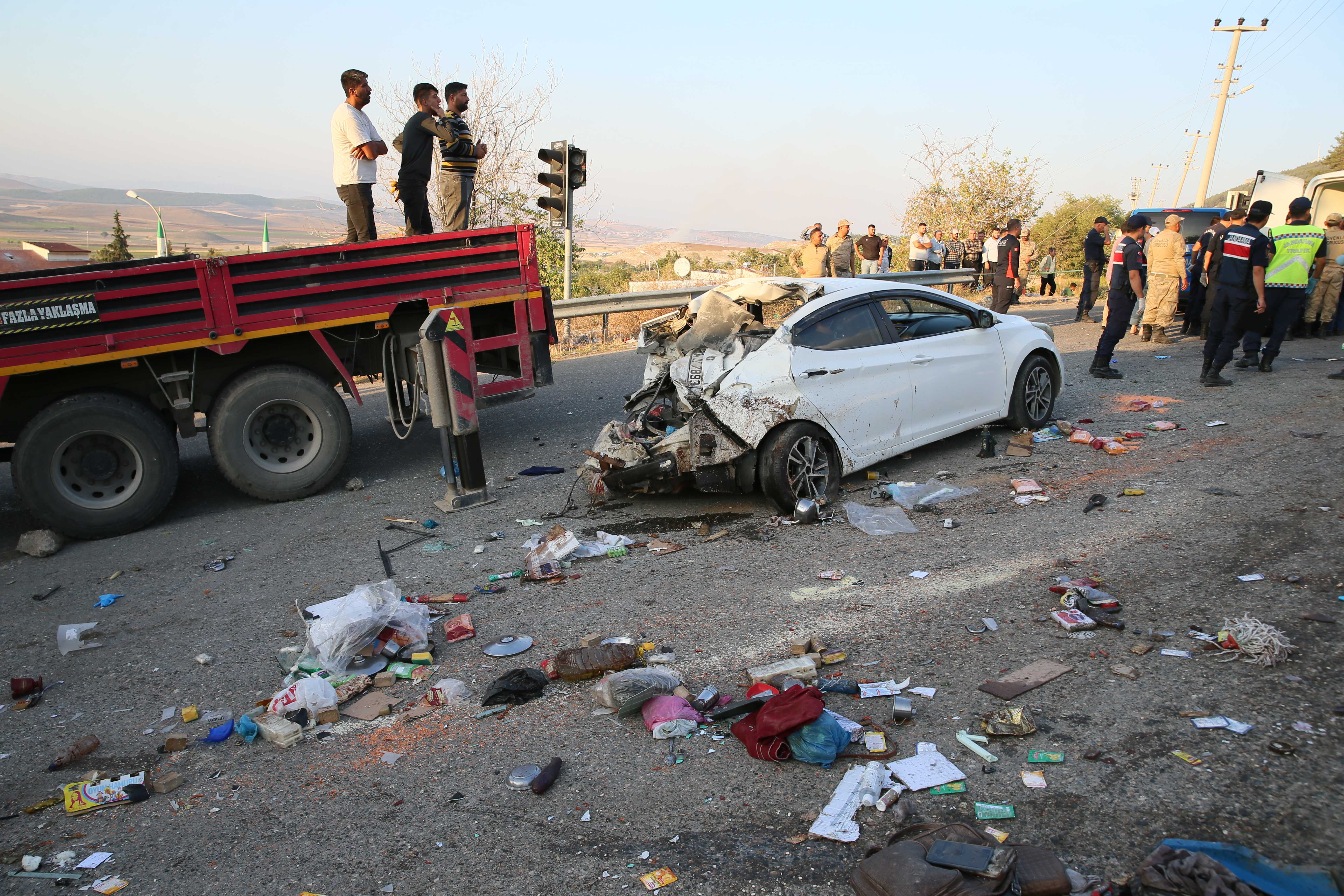 Gaziantep'te Feci Kaza: 5 Ölü, 17 Yaralı 3 AA 20231006 32327677 32327675 GAZIANTEPTE SEYIR HALINDEKI KAMYON TRAFIK ISIGINDAKI 3 ARACA CARPTI
