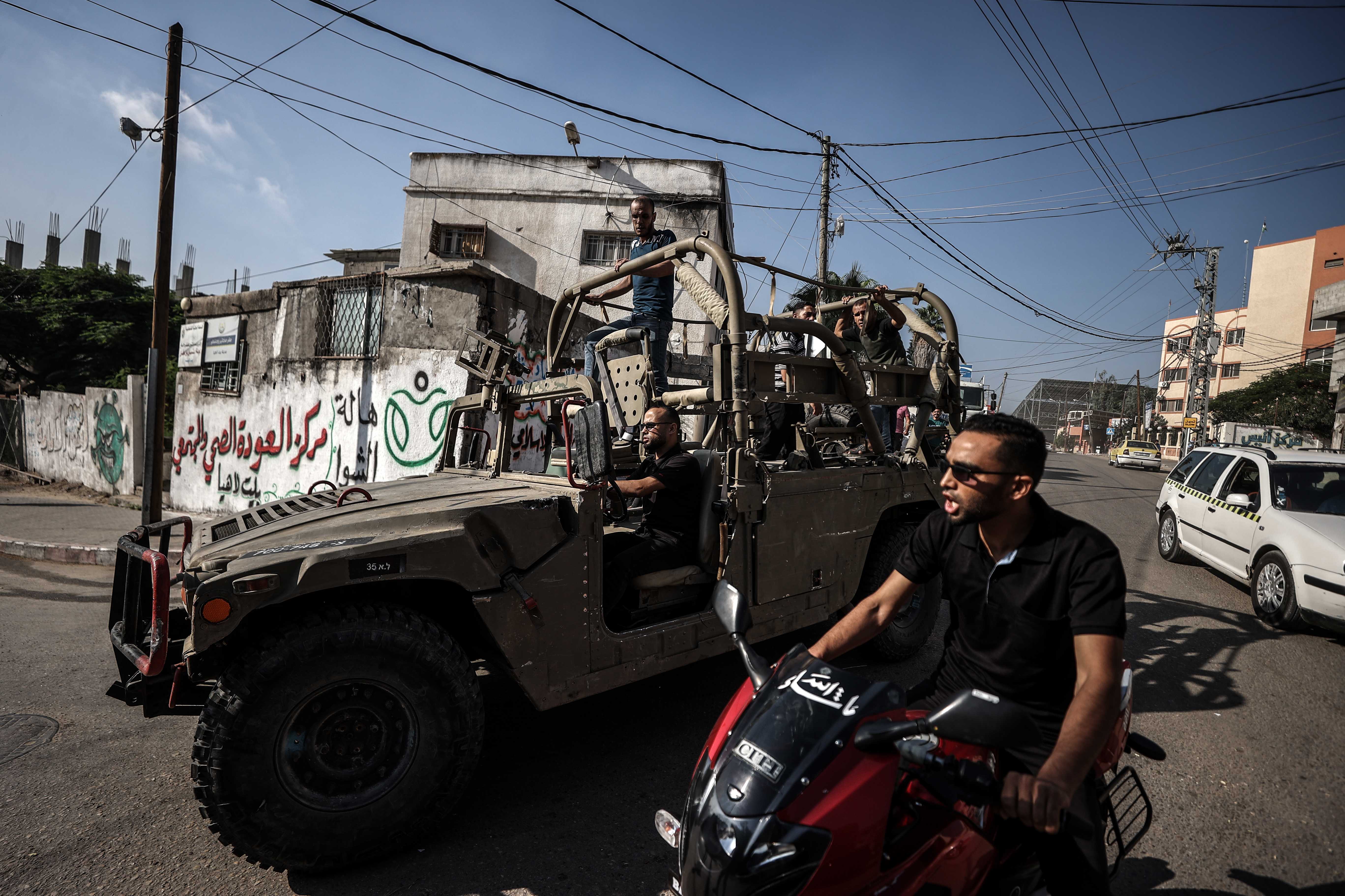 Hamas'tan İsrail'le "Aksa Tufanı" Operasyonu 8 AA 20231007 32331778 32331774 ELE GECIRILEN ISRAIL ASKERI ARACI GAZZEYE GETIRILDI